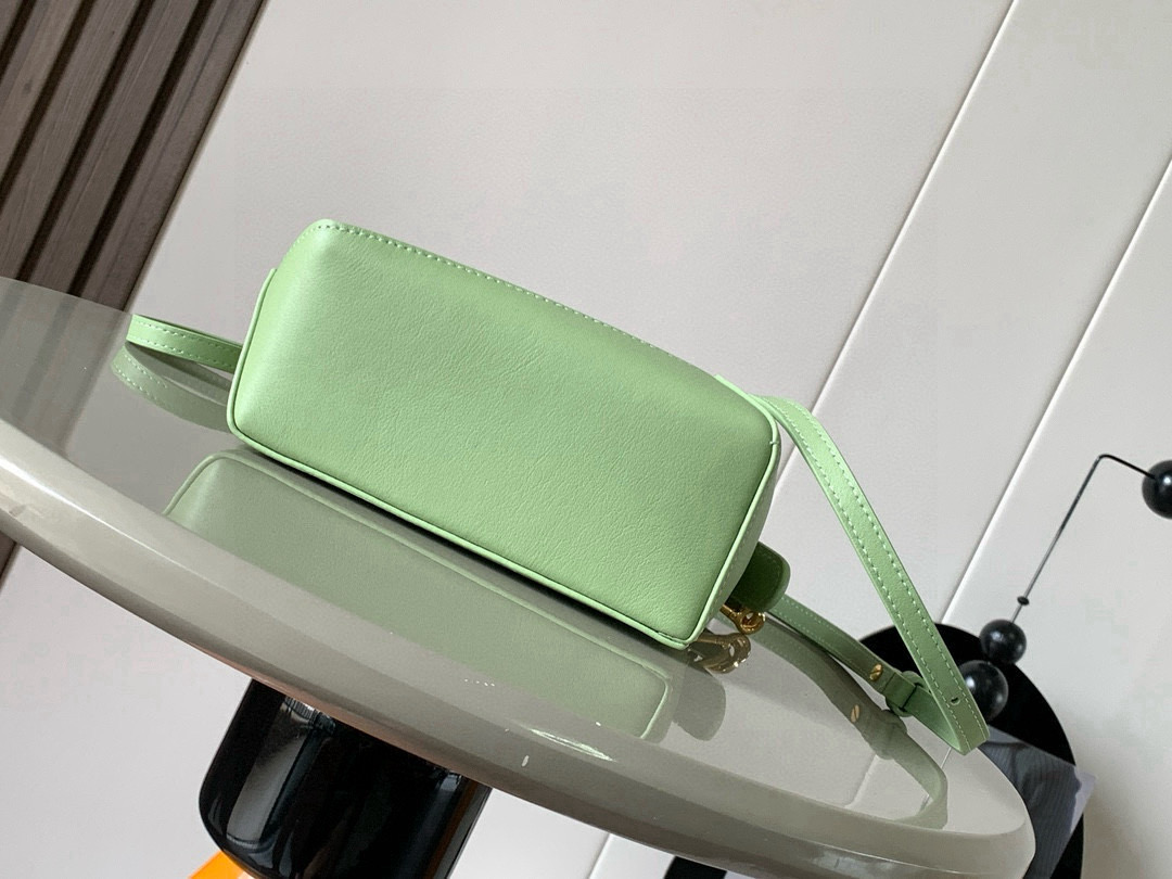Loewe 新版本几何包迷你18CM Puzzle手袋是创意总监乔纳森．安德森为