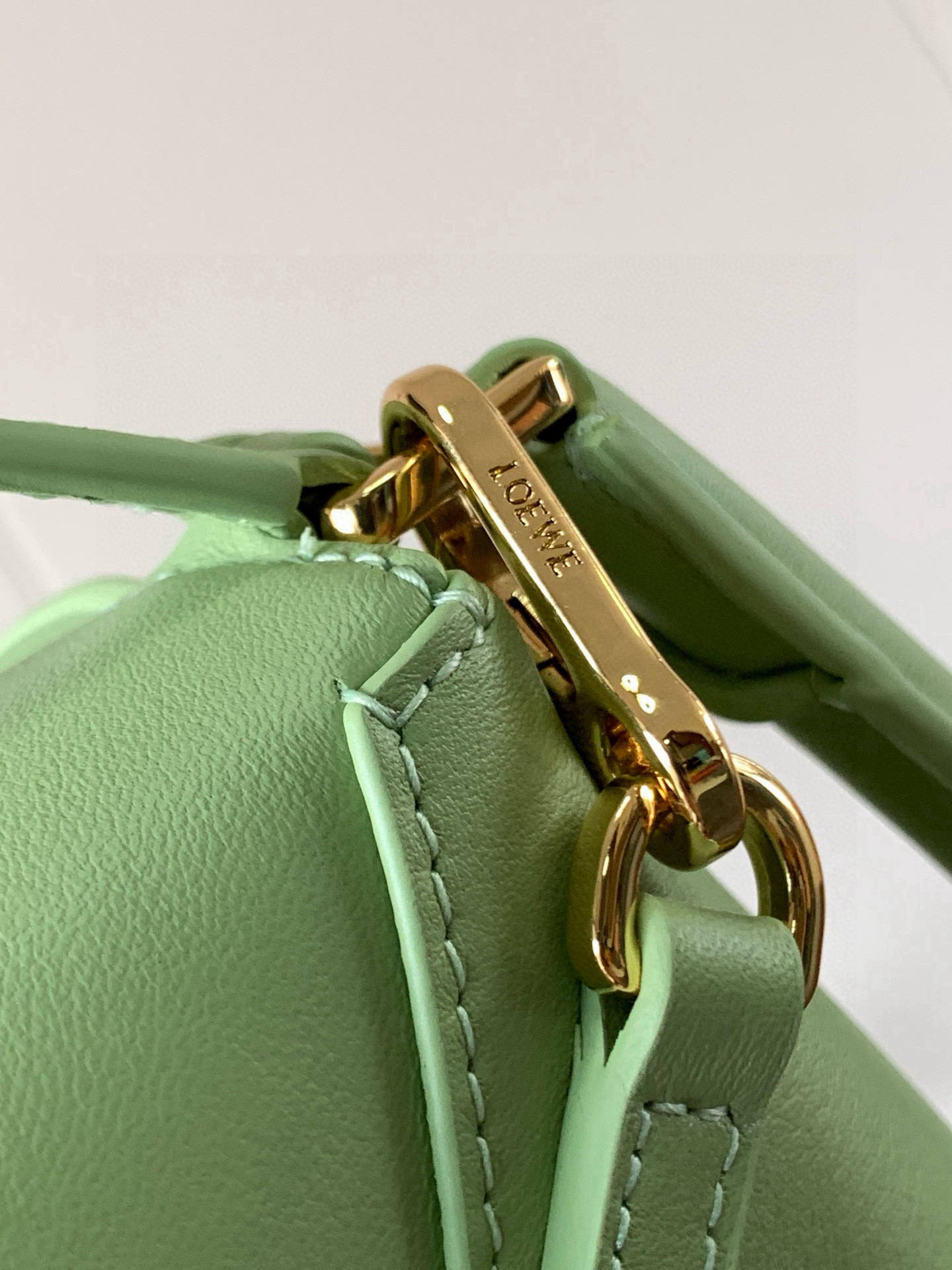 Loewe 新版本几何包迷你18CM Puzzle手袋是创意总监乔纳森．安德森为