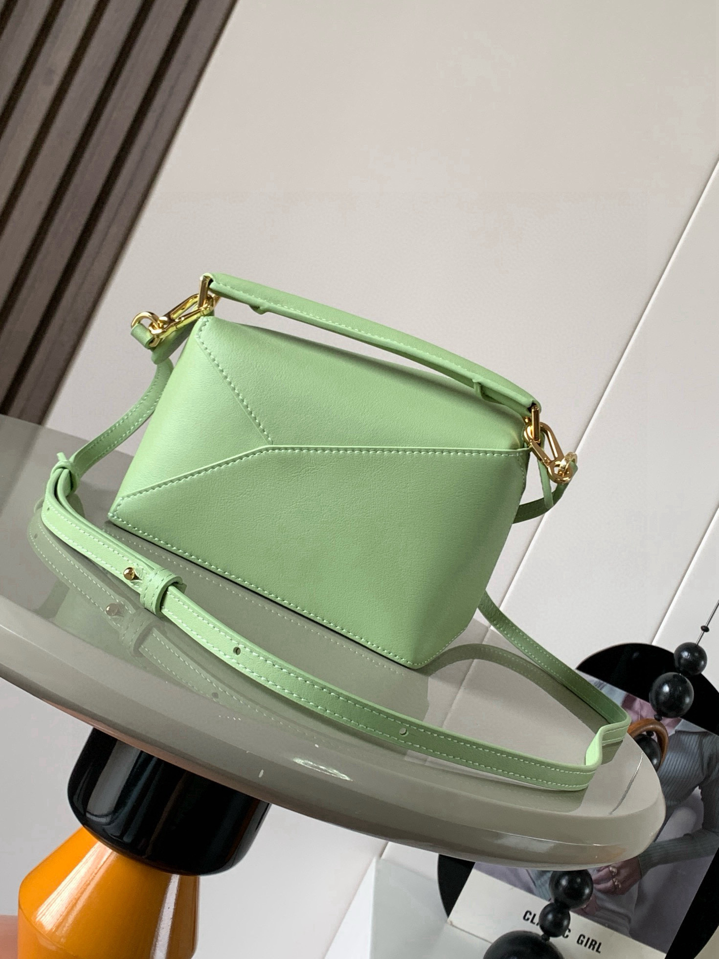 Loewe 新版本几何包迷你18CM Puzzle手袋是创意总监乔纳森．安德森为