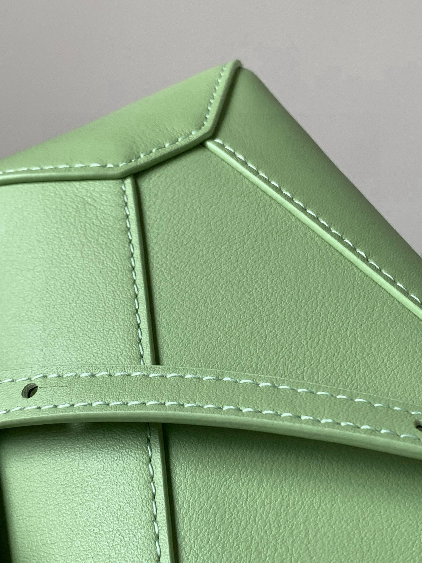 Loewe 新版本几何包迷你18CM Puzzle手袋是创意总监乔纳森．安德森为