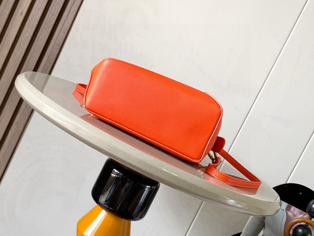 Loewe 新版本几何包迷你18CM Puzzle手袋是创意总监乔纳森．安德森为