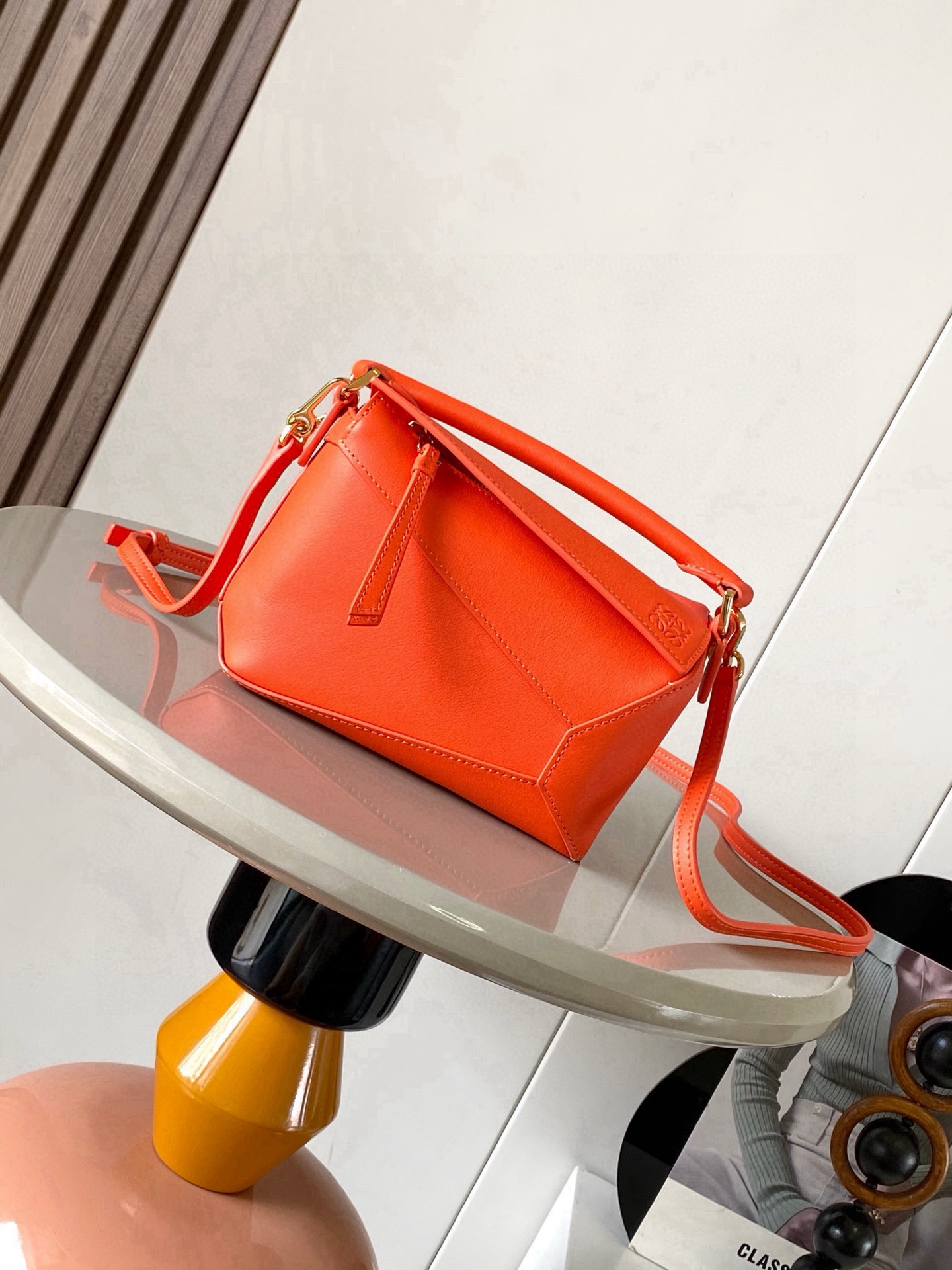 NO:583869,The popular new version of the geometric bag mini 18CM imported Napa calfskin Puzzle handbag is the creative director of Jonathan.  Anderson's first handbag for L0EWE The cuboid shape and precise cutting techniques create the unique geometric lines of the Puzzle. This mini version is crafted from classic cowhide leather The Mini Puzzle  It can accommodate, for example, a small vertical wallet, mobile phones of most sizes (up to 6.1 inches) and sunglasses cases to be carried across the body, on the shoulder, in the hand or by the top handle. The detachable shoulder strap almost ignores the weight of the bag itself, making it practical for carrying mobile phones, small purses, lipsticks and powders when going out, without any sense of cumbersomeness, and a relaxed and happy life starts from now on (the xs and plus you are most concerned about are all OK). Size 18～12.5～8CM Style No. 9310  Color orange,loewe,loewe,wallets,cowhide19860909爆款新版本几何包迷你18CM原厂进口纳帕小牛皮Puzzle手袋是创意总监乔纳森．安德森为 L0EWE 推出的首款手提包长方体形状和精确的切割技术创造了 Puzzle 独特的几何线条.这个迷你版本采用经典牛皮革制成迷你 Puzzle 可以容纳例如一只小号垂直钱包、大多数尺寸的手机（最大6.1英寸）和太阳镜盒斜挎、肩背、手拿或顶部提手携带.可拆卸肩带包包自身重量几乎忽略,炒鸡实用,出门装手机小钱包口红粉饼,毫无累赘感,轻松愉快人生从此开启(你们最关心的xs,plus都ok哈） 尺寸18～12.5～8CM 款号9310 颜色橙色,罗意威,loewe,wallets,cowhide,Bag