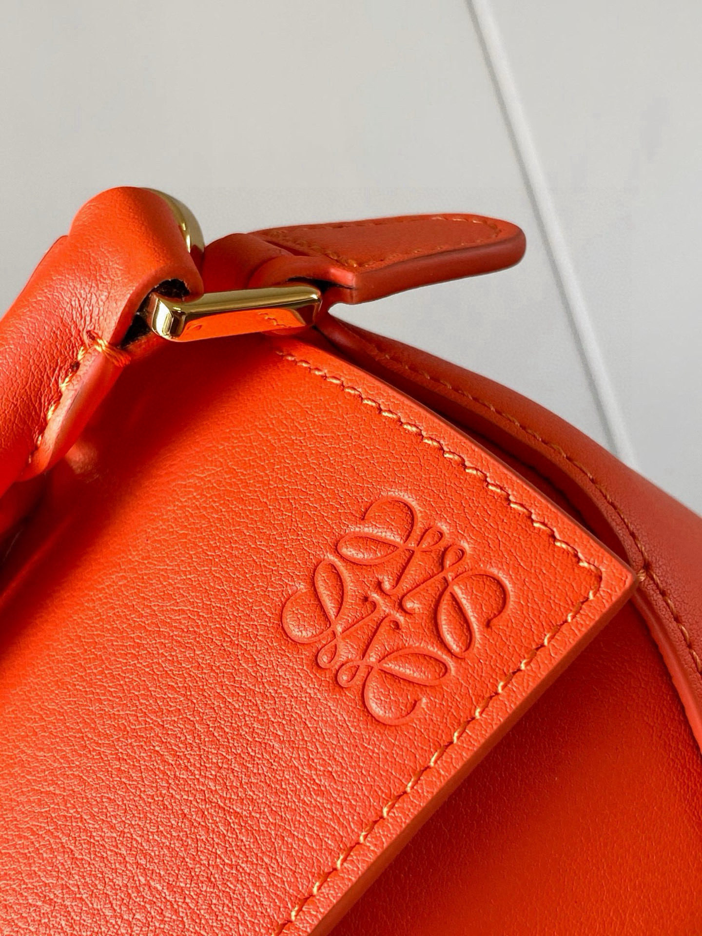 Loewe 新版本几何包迷你18CM Puzzle手袋是创意总监乔纳森．安德森为