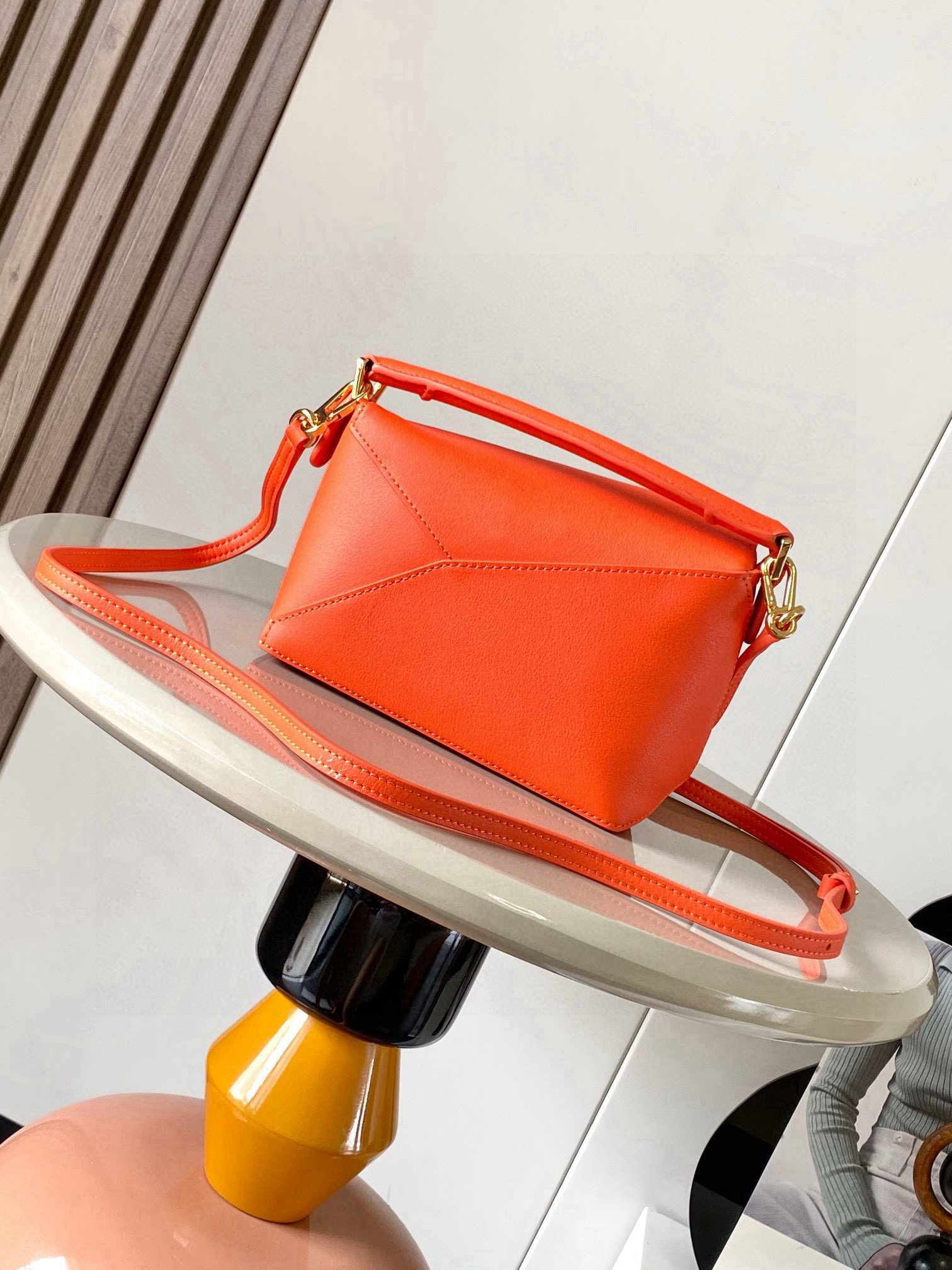Loewe 新版本几何包迷你18CM Puzzle手袋是创意总监乔纳森．安德森为