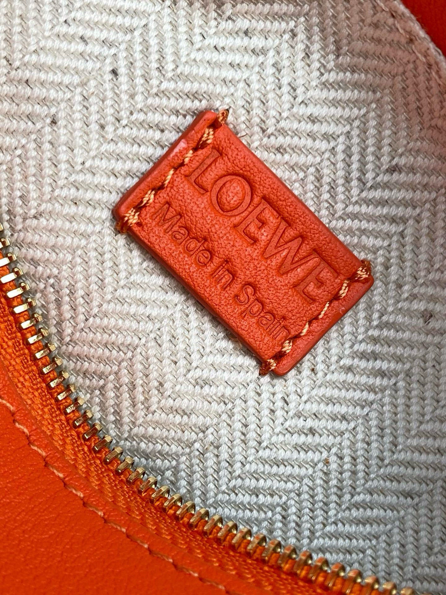 Loewe 新版本几何包迷你18CM Puzzle手袋是创意总监乔纳森．安德森为