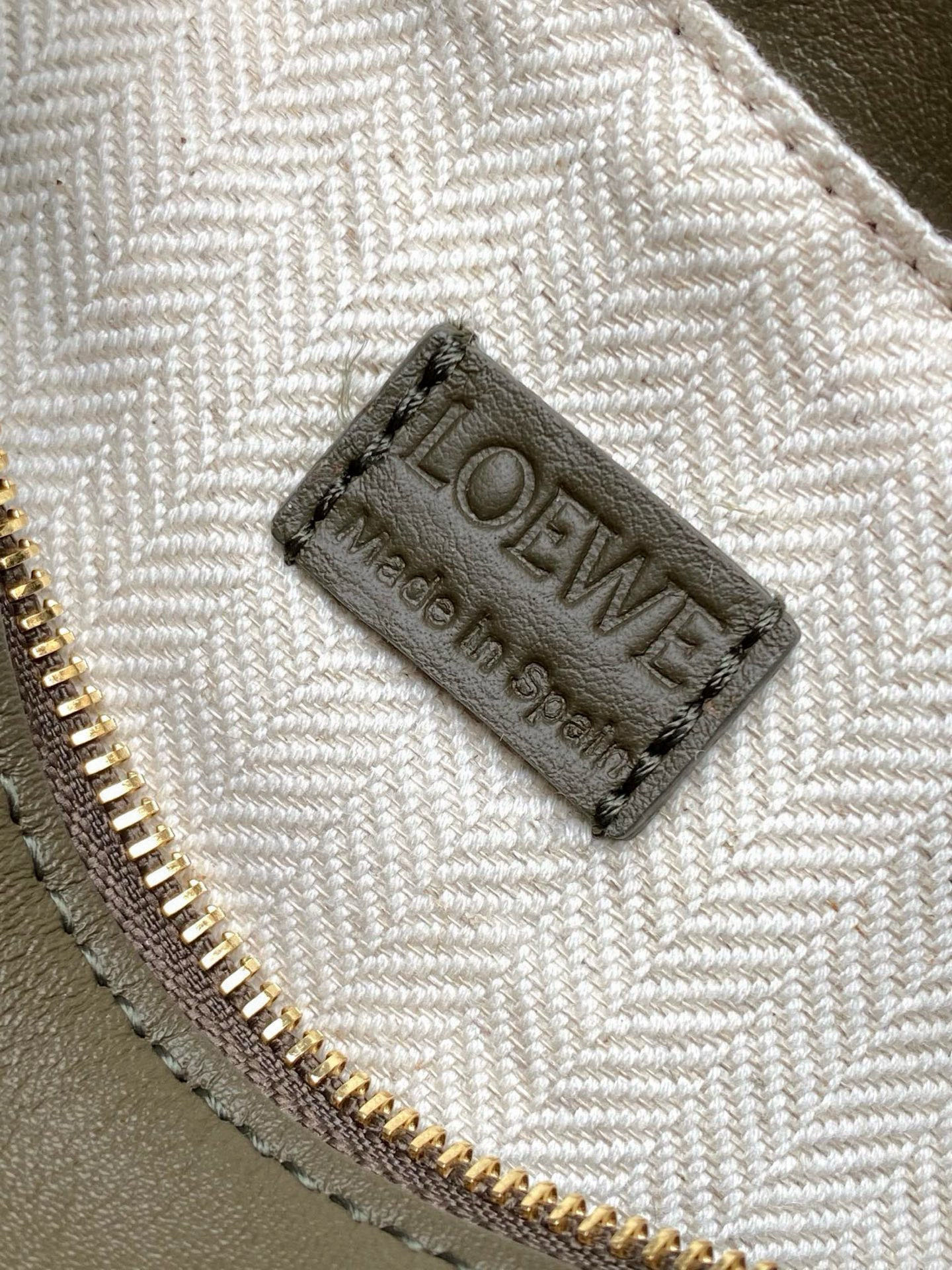 Loewe 新版本几何包迷你18CM Puzzle手袋是创意总监乔纳森．安德森为