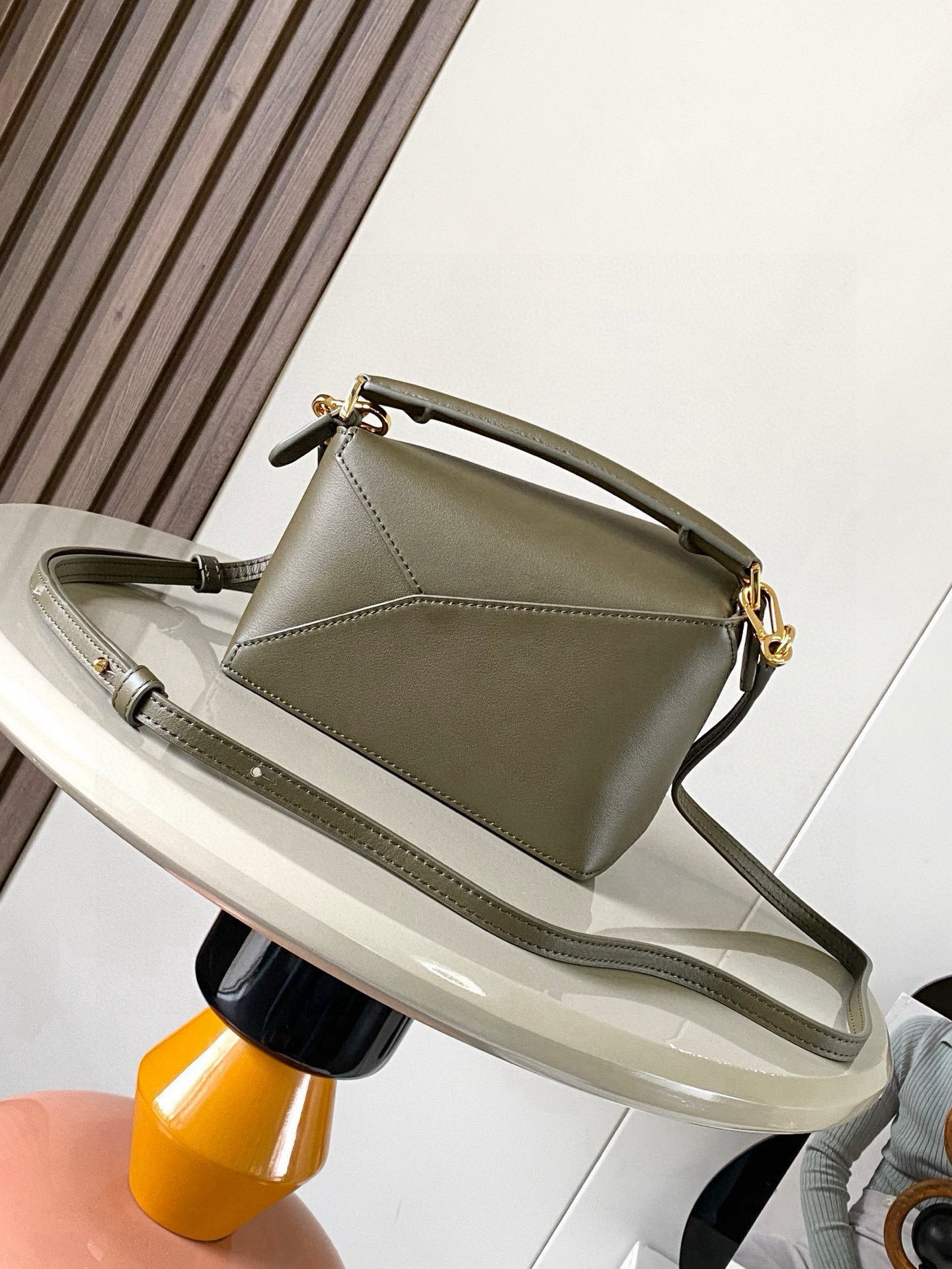 Loewe 新版本几何包迷你18CM Puzzle手袋是创意总监乔纳森．安德森为