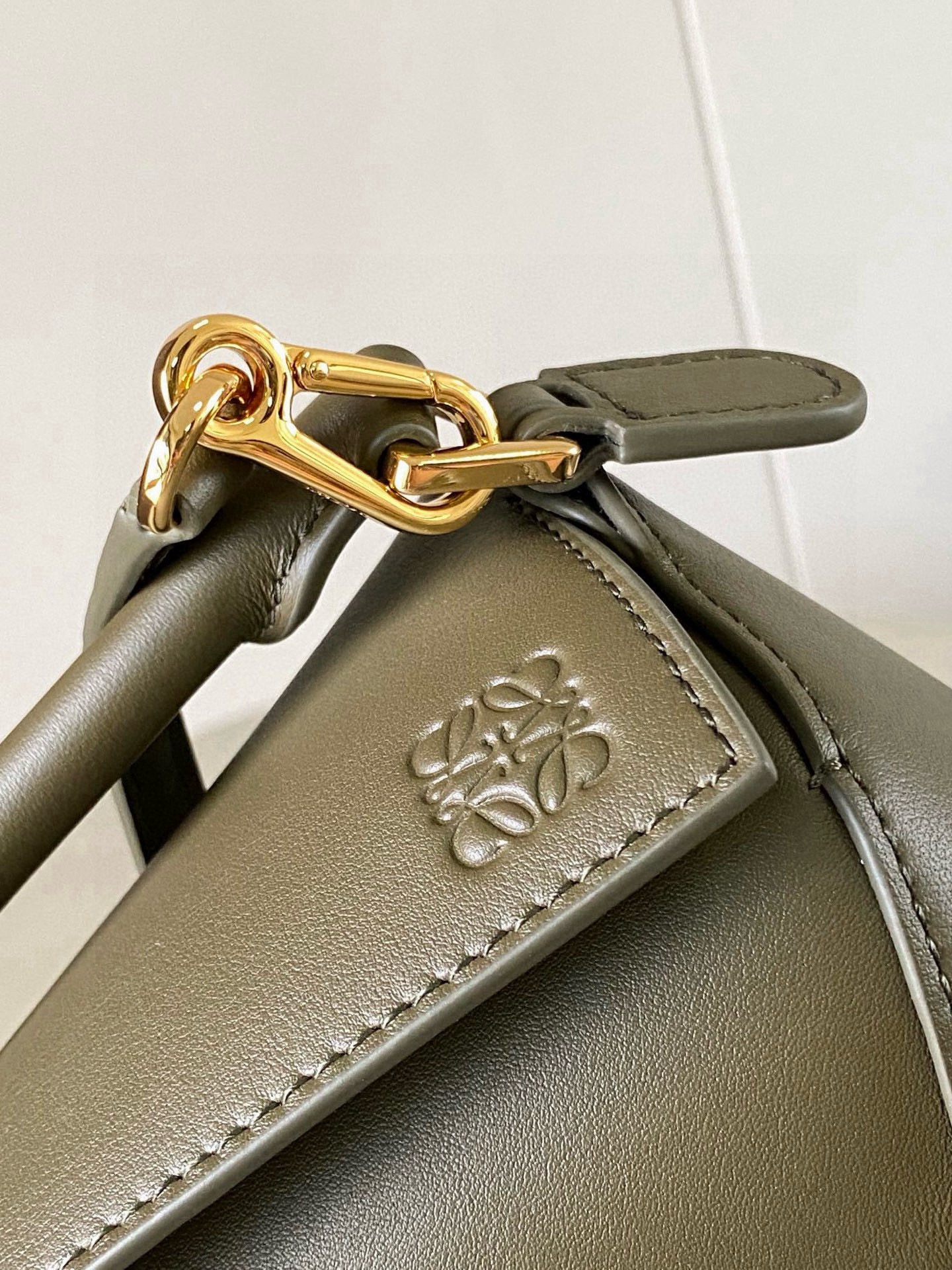 Loewe 新版本几何包迷你18CM Puzzle手袋是创意总监乔纳森．安德森为
