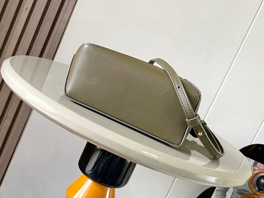 Loewe 新版本几何包迷你18CM Puzzle手袋是创意总监乔纳森．安德森为
