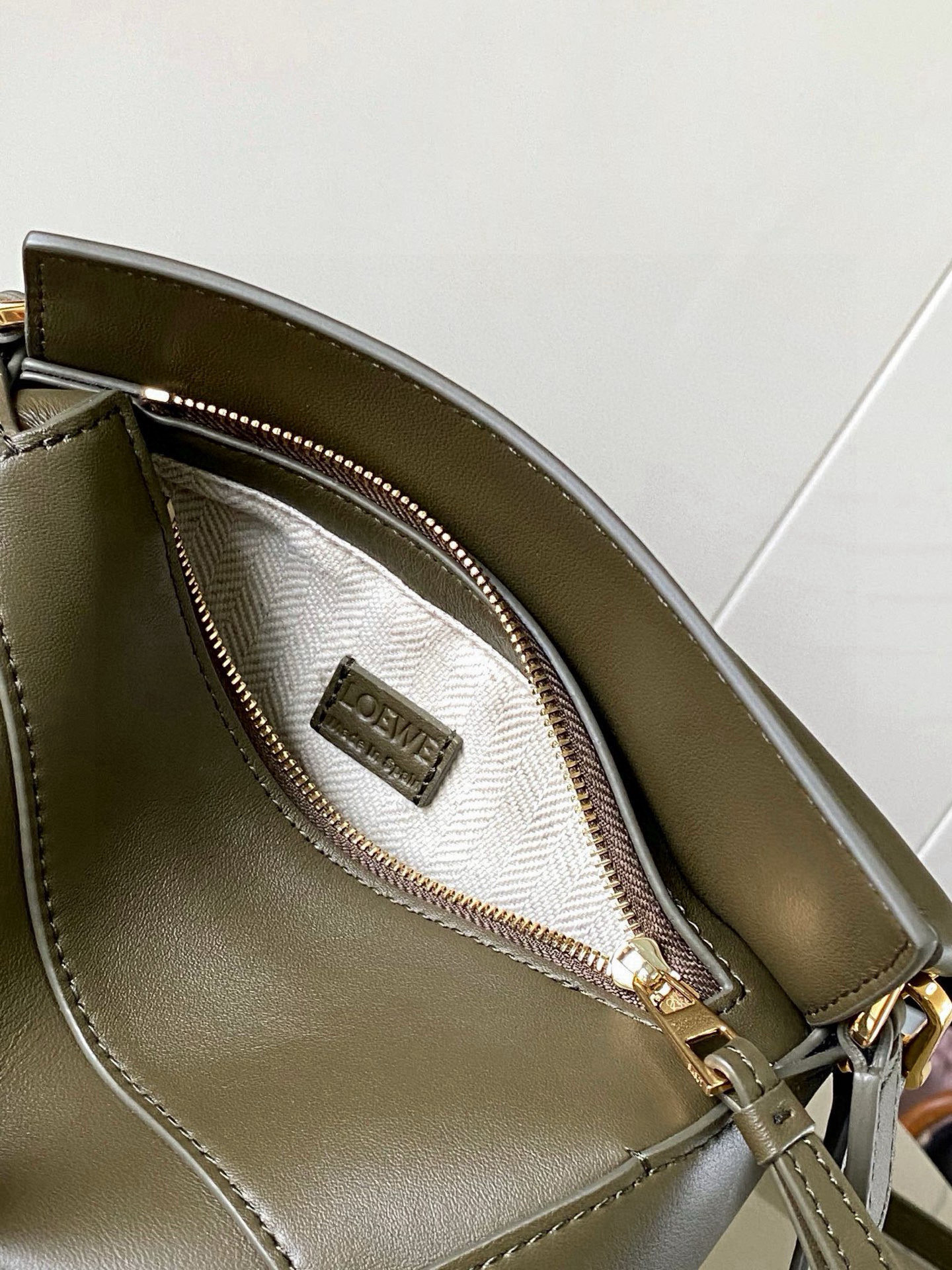 Loewe 新版本几何包迷你18CM Puzzle手袋是创意总监乔纳森．安德森为