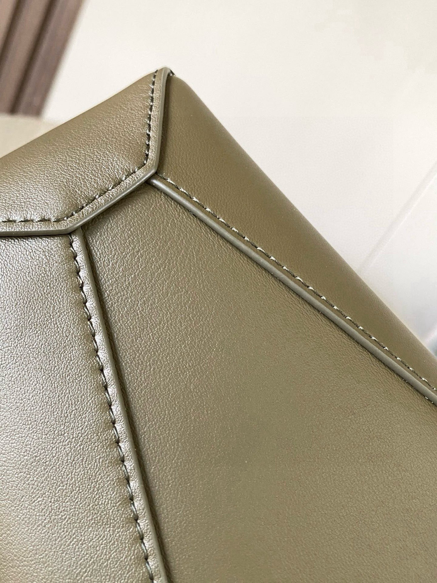 Loewe 新版本几何包迷你18CM Puzzle手袋是创意总监乔纳森．安德森为
