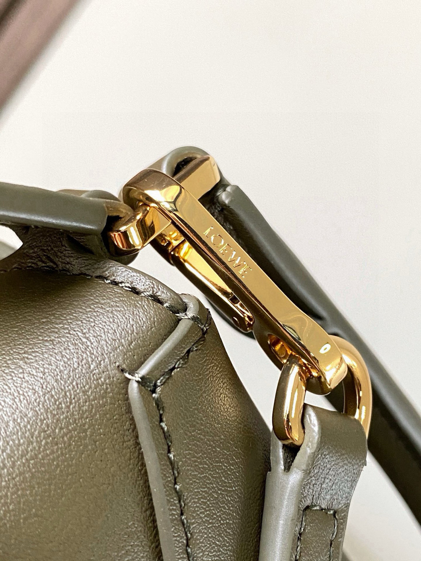 Loewe 新版本几何包迷你18CM Puzzle手袋是创意总监乔纳森．安德森为