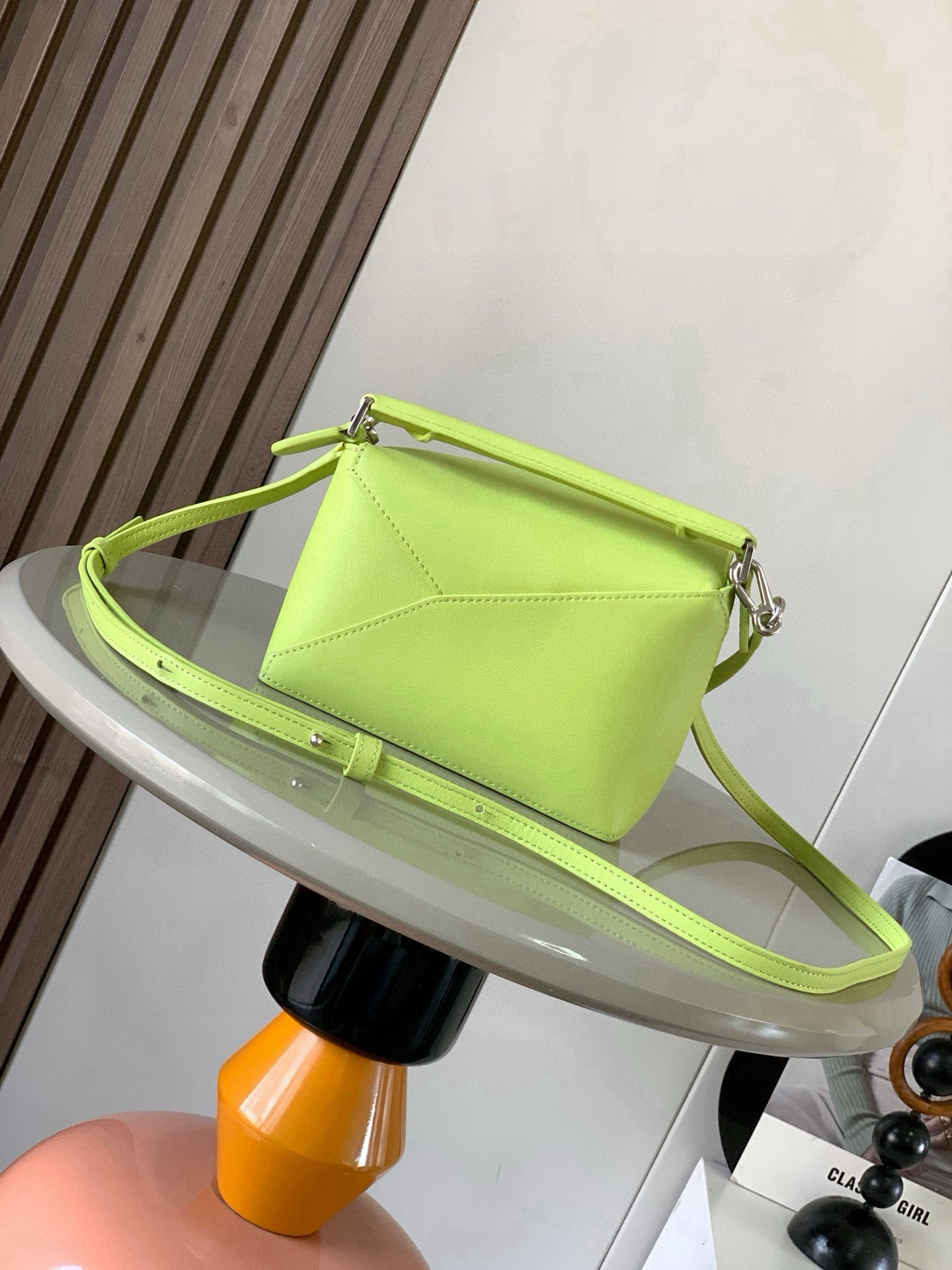 Loewe 新版本几何包迷你18CM Puzzle手袋是创意总监乔纳森．安德森为