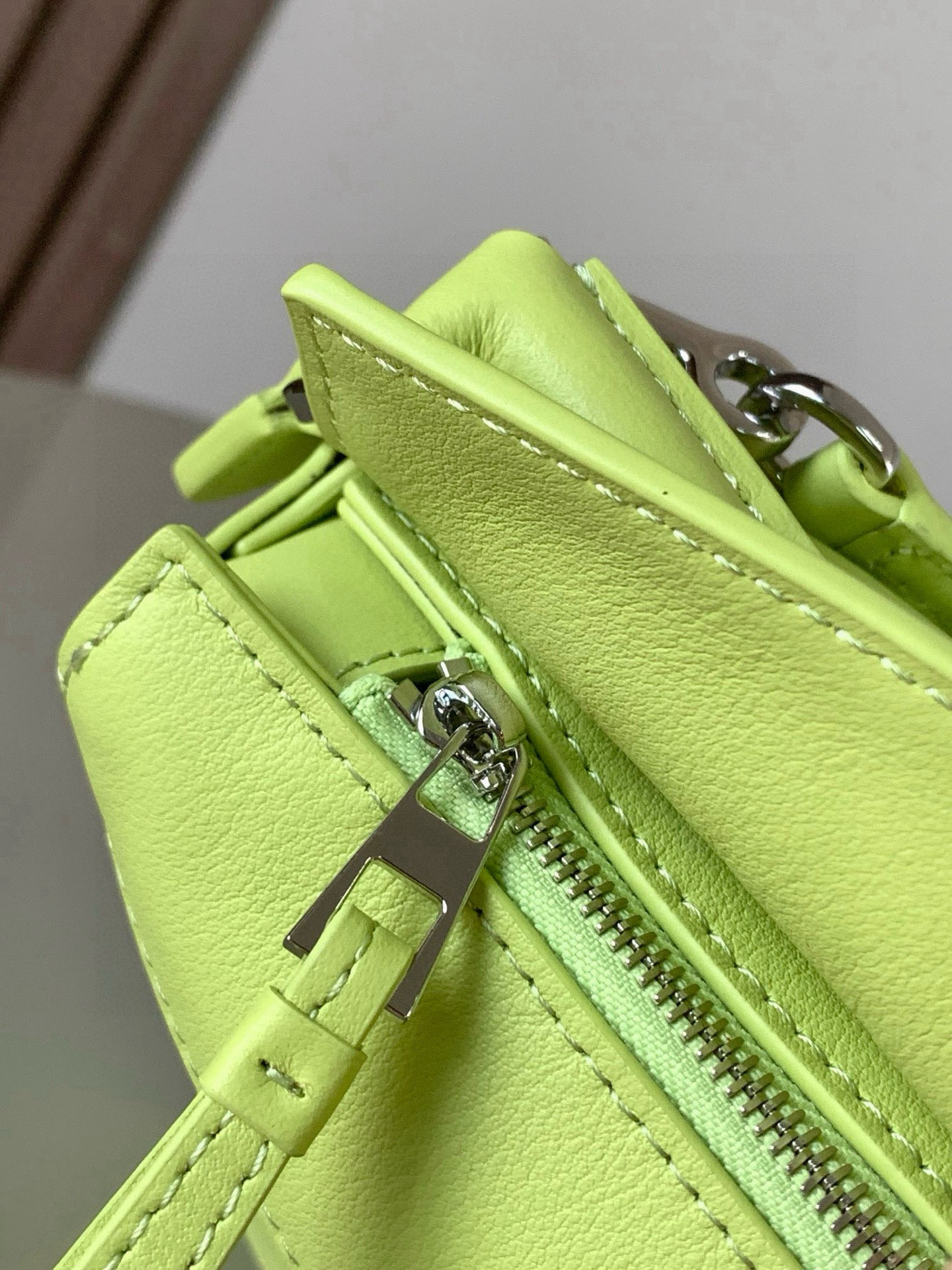 Loewe 新版本几何包迷你18CM Puzzle手袋是创意总监乔纳森．安德森为