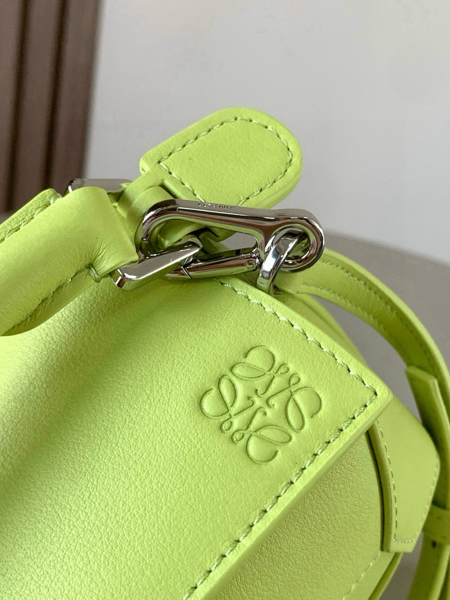 Loewe 新版本几何包迷你18CM Puzzle手袋是创意总监乔纳森．安德森为