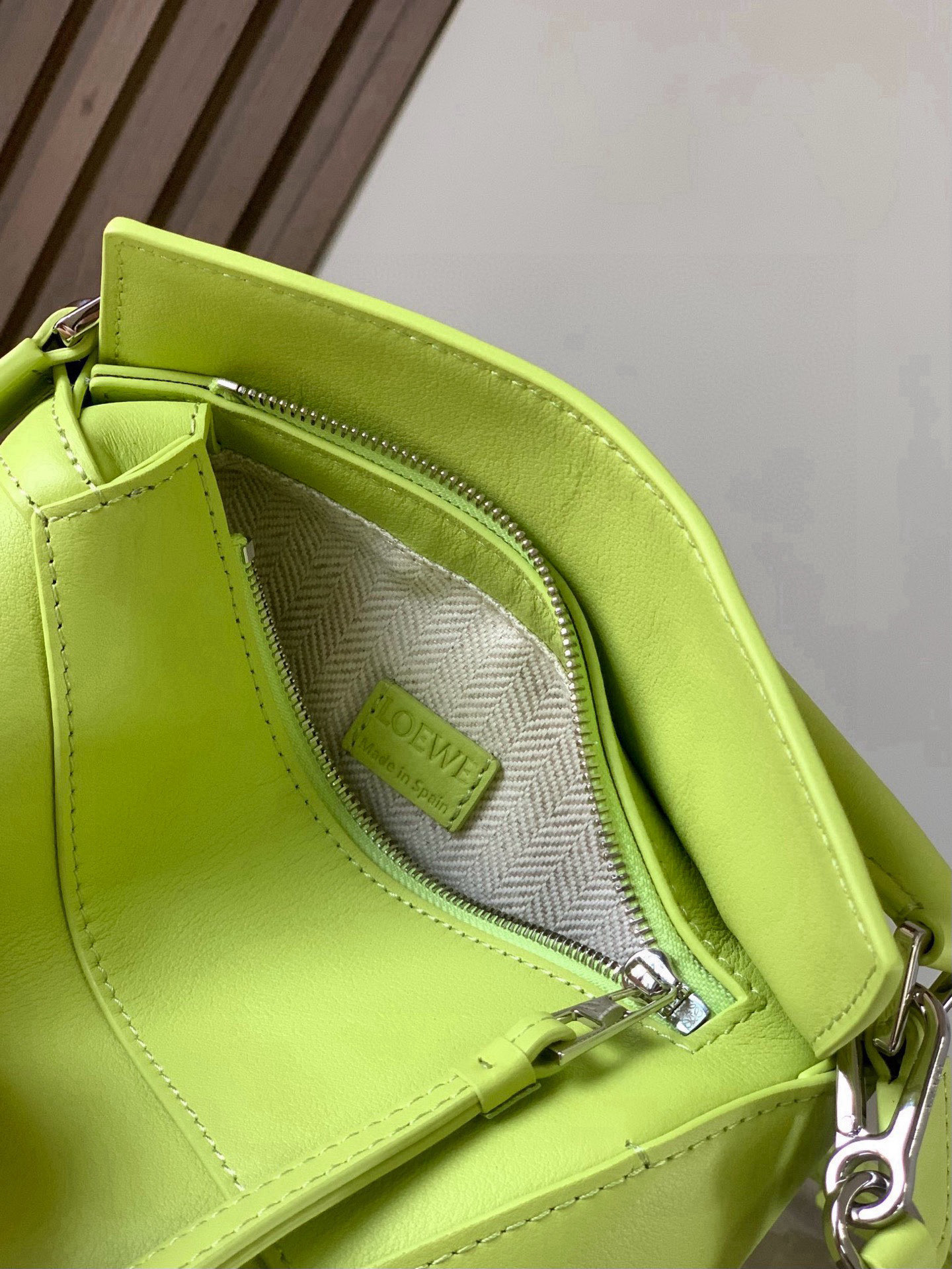 Loewe 新版本几何包迷你18CM Puzzle手袋是创意总监乔纳森．安德森为