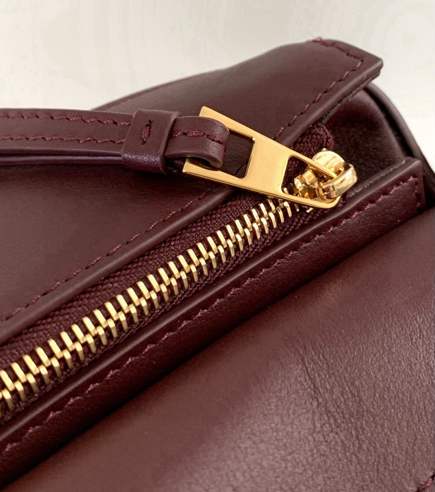 Loewe 新版本几何包迷你18CM Puzzle手袋是创意总监乔纳森．安德森为