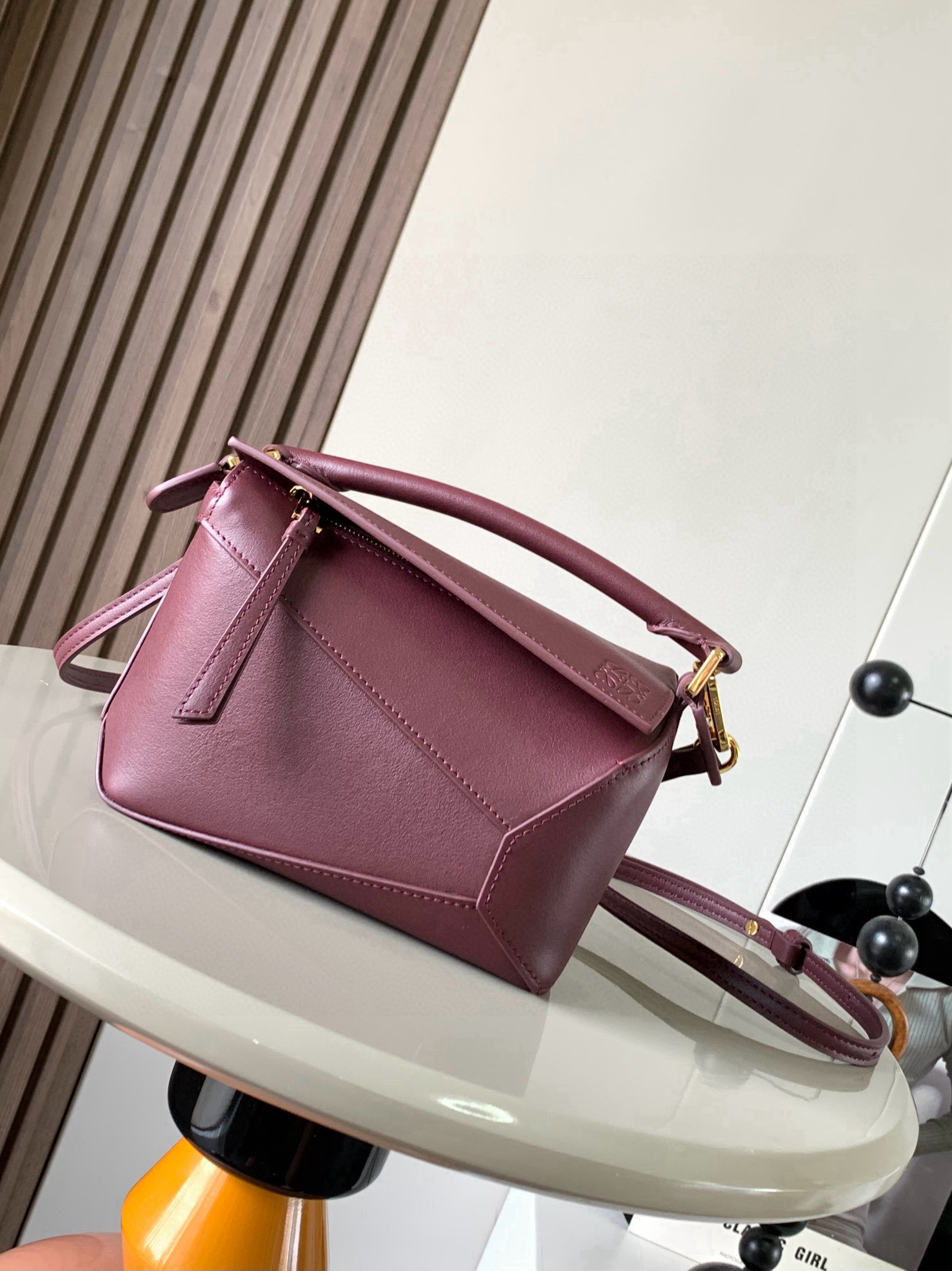 NO:583875,The popular new version of the geometric bag mini 18CM imported Napa calfskin Puzzle handbag is the creative director of Jonathan.  Anderson's first handbag for L0EWE The cuboid shape and precise cutting techniques create the unique geometric lines of the Puzzle. This mini version is crafted from classic cowhide leather The Mini Puzzle  It can accommodate, for example, a small vertical wallet, mobile phones of most sizes (up to 6.1 inches) and sunglasses cases to be carried across the body, on the shoulder, in the hand or by the top handle. The detachable shoulder strap almost ignores the weight of the bag itself, making it practical for carrying mobile phones, small purses, lipsticks and powders when going out, without any sense of cumbersomeness, and a relaxed and happy life starts from now on (the xs and plus you are most concerned about are all OK). Size 18～12.5～8CM Style No. 9310  Color burgundy,loewe,loewe,wallets,cowhide19860909爆款新版本几何包迷你18CM原厂进口纳帕小牛皮Puzzle手袋是创意总监乔纳森．安德森为 L0EWE 推出的首款手提包长方体形状和精确的切割技术创造了 Puzzle 独特的几何线条.这个迷你版本采用经典牛皮革制成迷你 Puzzle 可以容纳例如一只小号垂直钱包、大多数尺寸的手机（最大6.1英寸）和太阳镜盒斜挎、肩背、手拿或顶部提手携带.可拆卸肩带包包自身重量几乎忽略,炒鸡实用,出门装手机小钱包口红粉饼,毫无累赘感,轻松愉快人生从此开启(你们最关心的xs,plus都ok哈） 尺寸18～12.5～8CM 款号9310 颜色酒红色,罗意威,loewe,wallets,cowhide,Bag