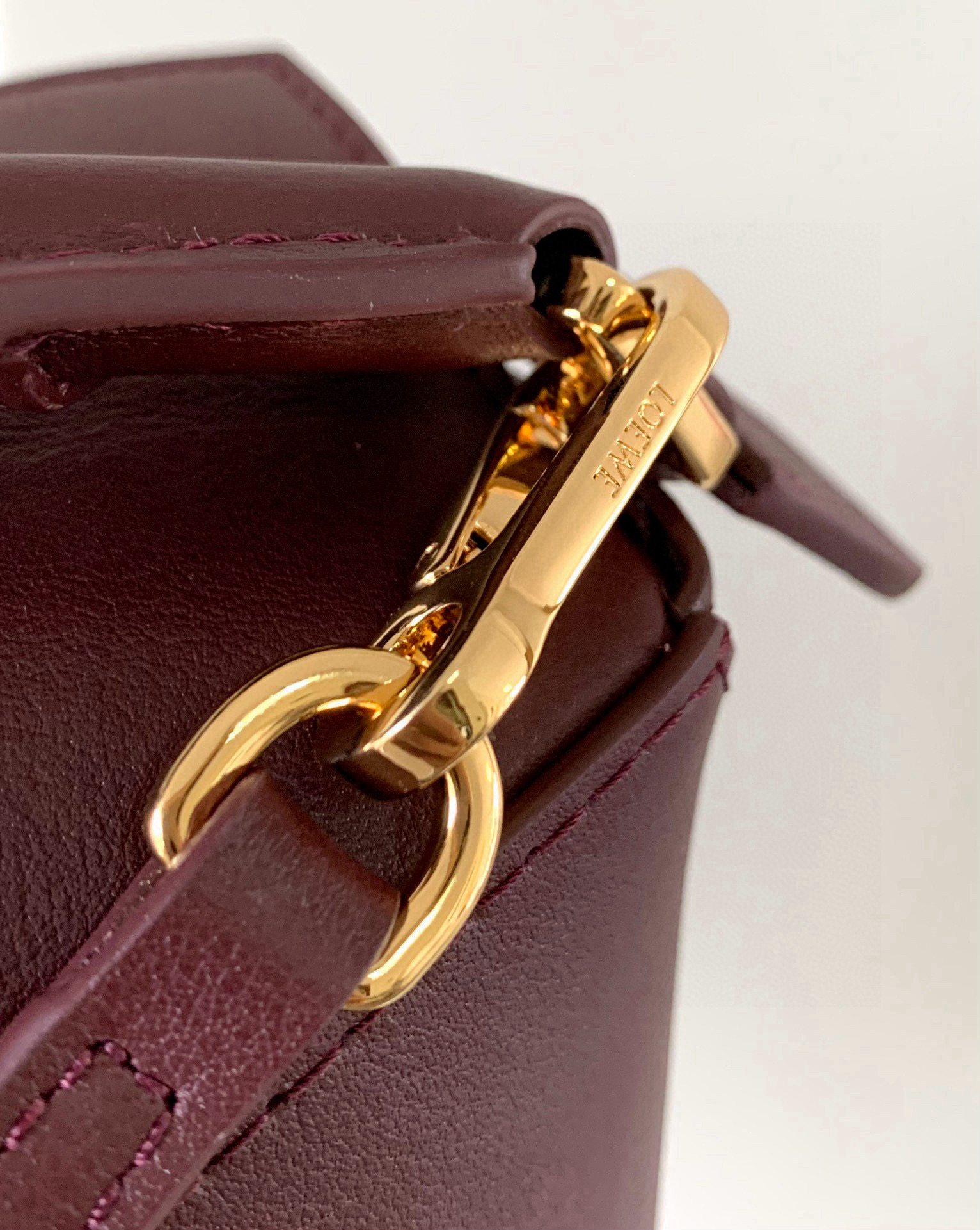 Loewe 新版本几何包迷你18CM Puzzle手袋是创意总监乔纳森．安德森为