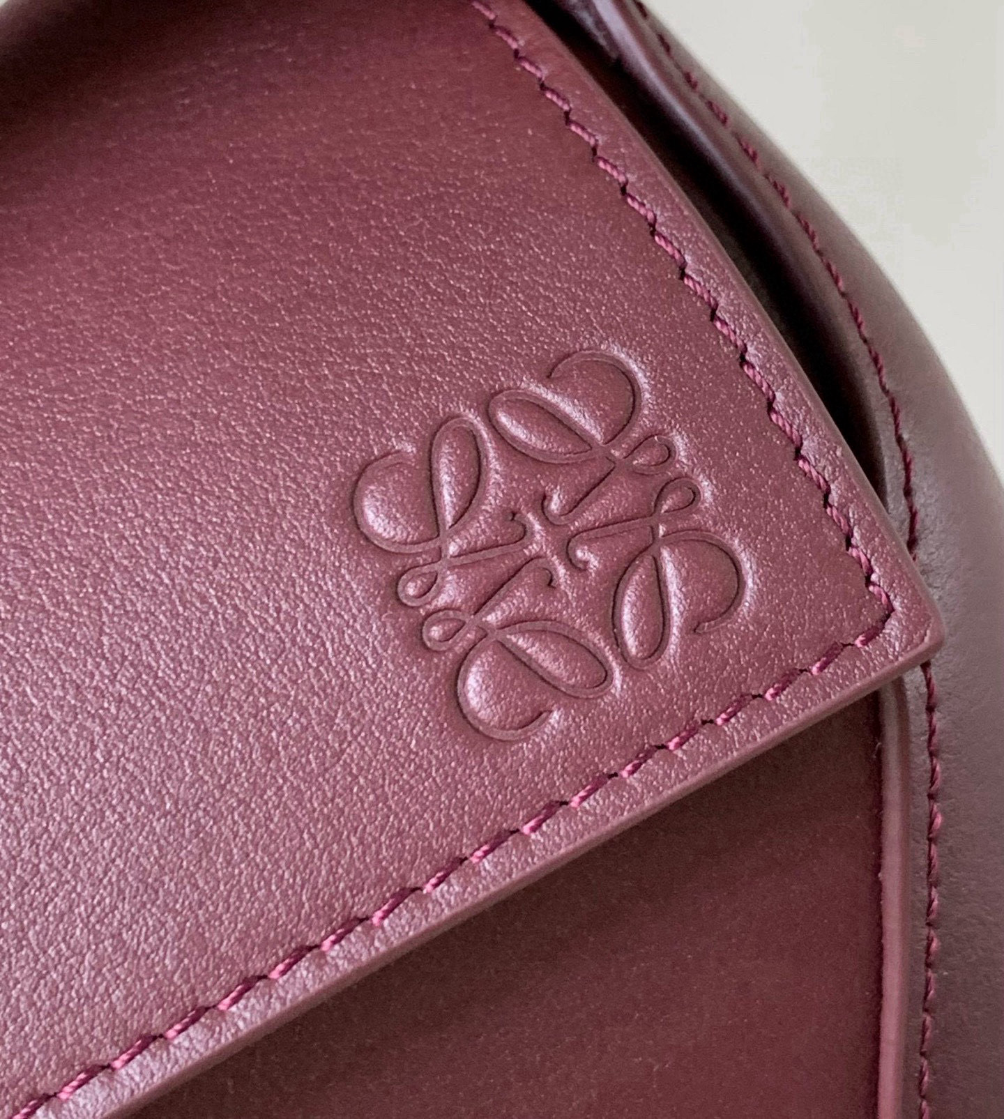 Loewe 新版本几何包迷你18CM Puzzle手袋是创意总监乔纳森．安德森为