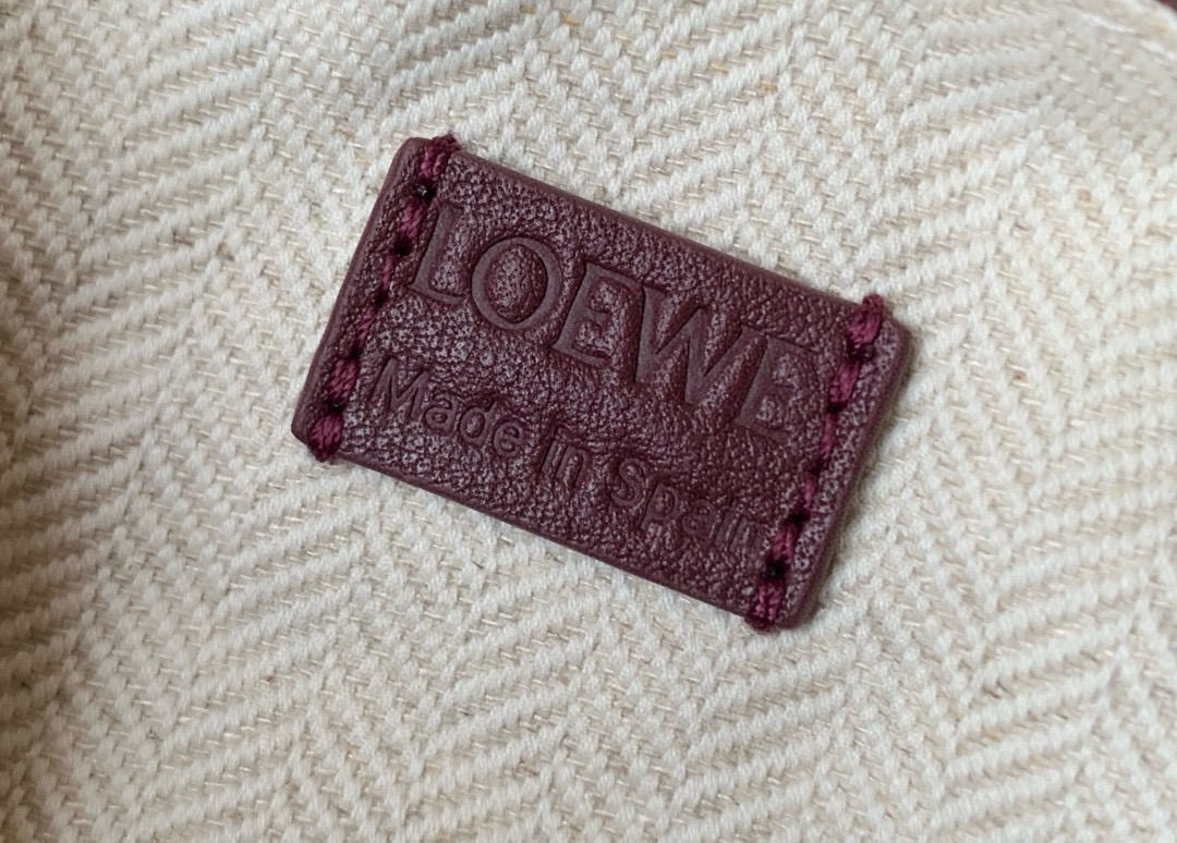 Loewe 新版本几何包迷你18CM Puzzle手袋是创意总监乔纳森．安德森为