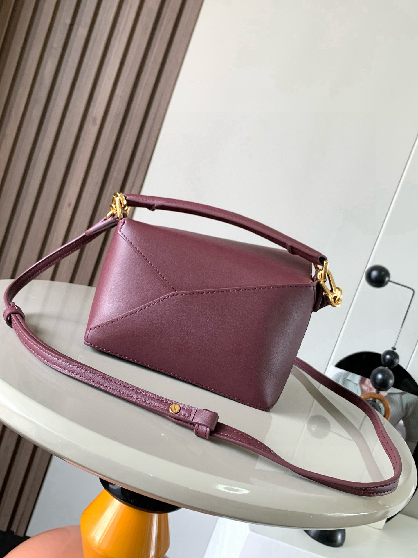 Loewe 新版本几何包迷你18CM Puzzle手袋是创意总监乔纳森．安德森为