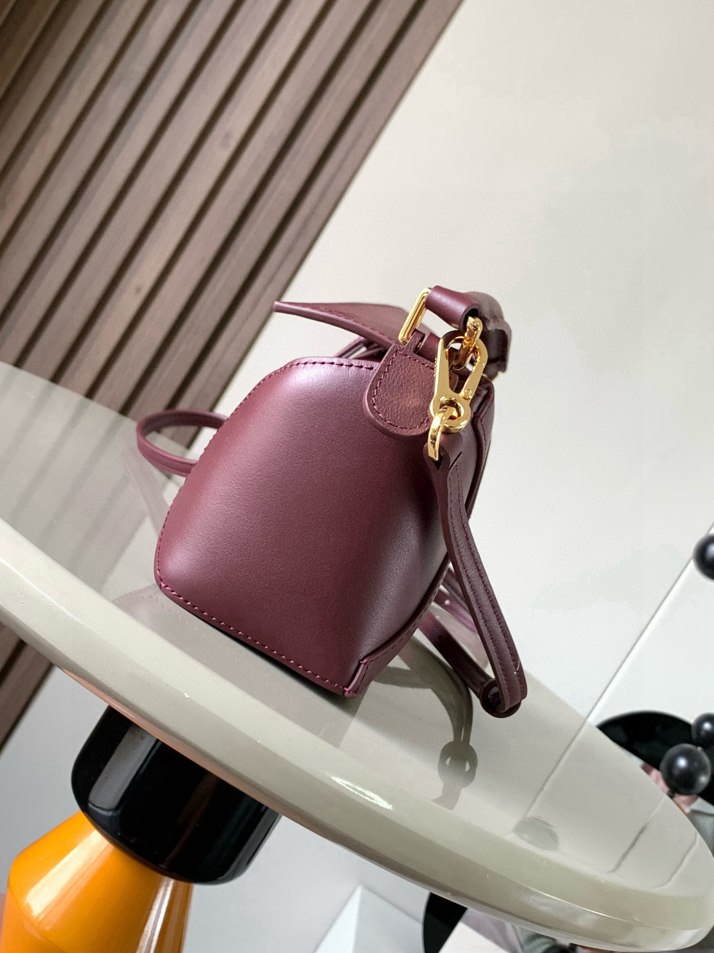 Loewe 新版本几何包迷你18CM Puzzle手袋是创意总监乔纳森．安德森为