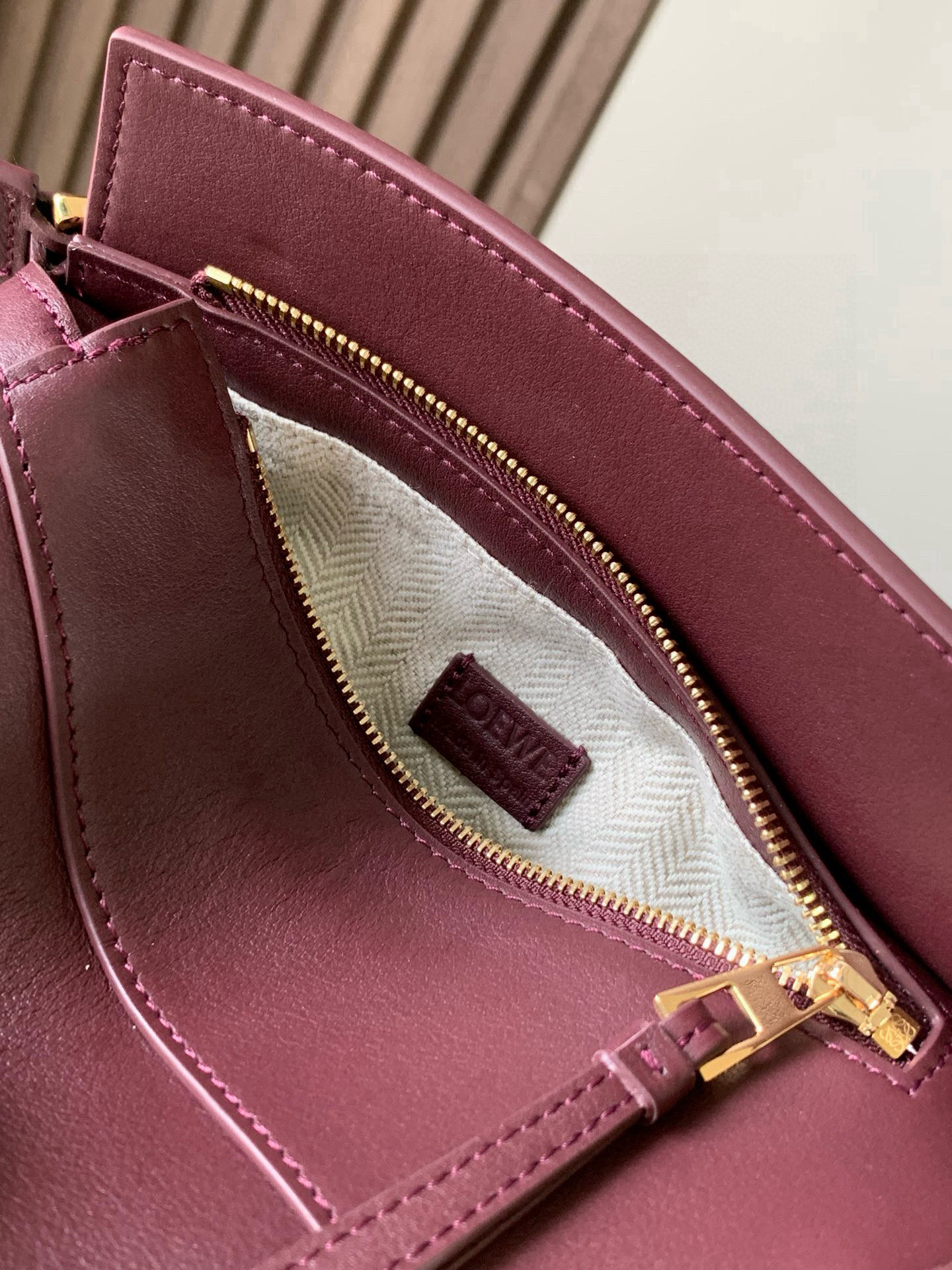 Loewe 新版本几何包迷你18CM Puzzle手袋是创意总监乔纳森．安德森为