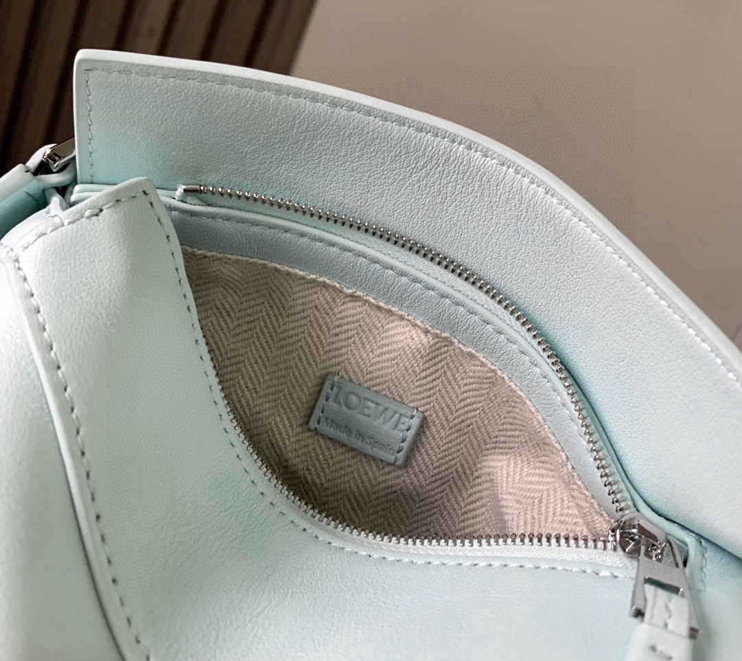 Loewe 新版本几何包迷你18CM Puzzle手袋是创意总监乔纳森．安德森为
