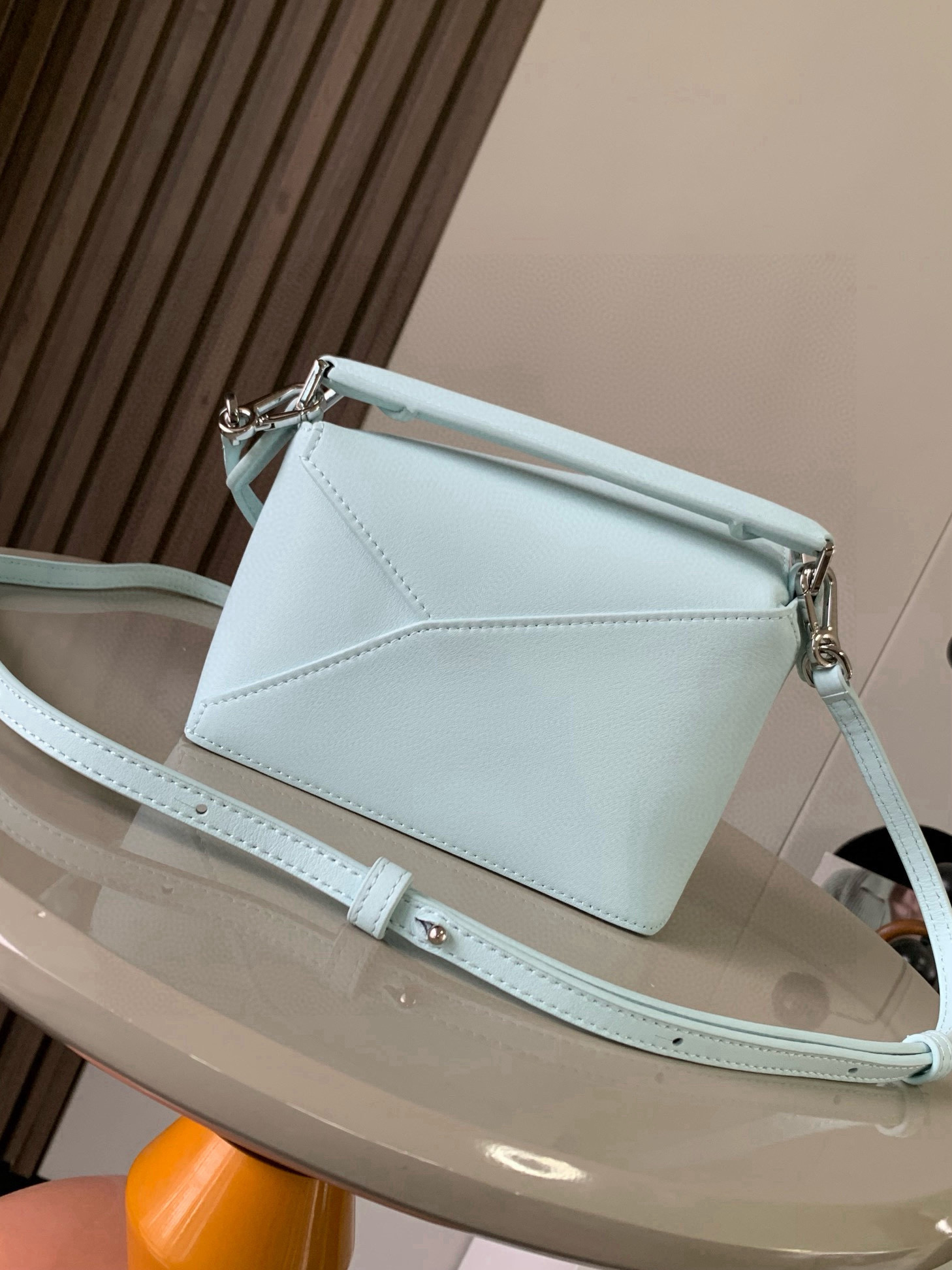 Loewe 新版本几何包迷你18CM Puzzle手袋是创意总监乔纳森．安德森为
