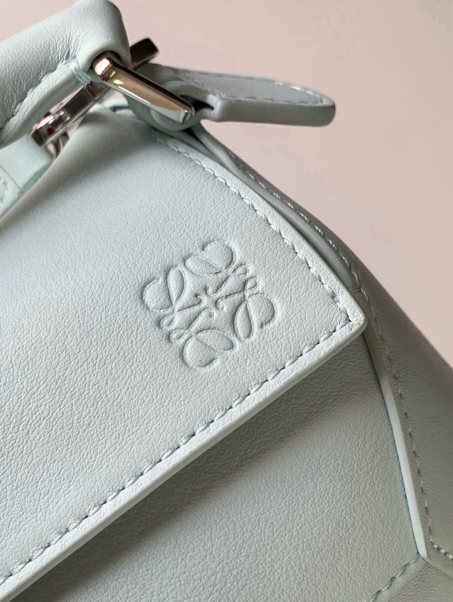 Loewe 新版本几何包迷你18CM Puzzle手袋是创意总监乔纳森．安德森为