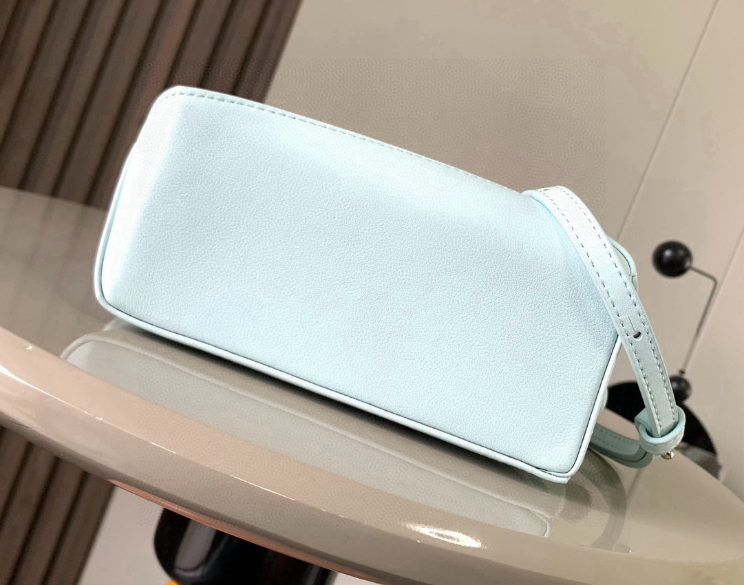 Loewe 新版本几何包迷你18CM Puzzle手袋是创意总监乔纳森．安德森为