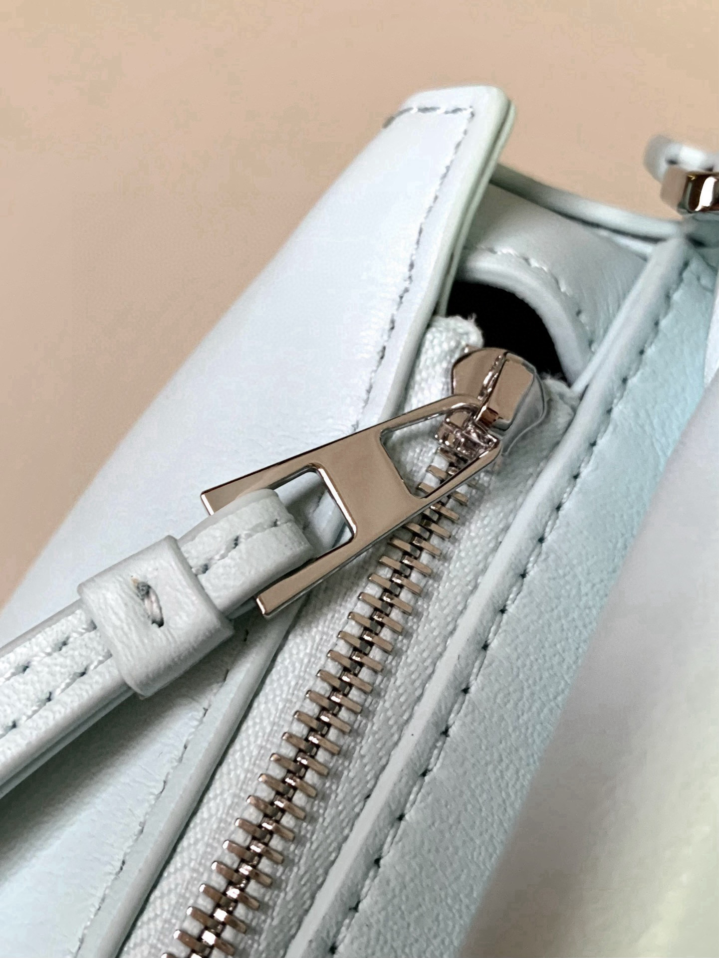 Loewe 新版本几何包迷你18CM Puzzle手袋是创意总监乔纳森．安德森为