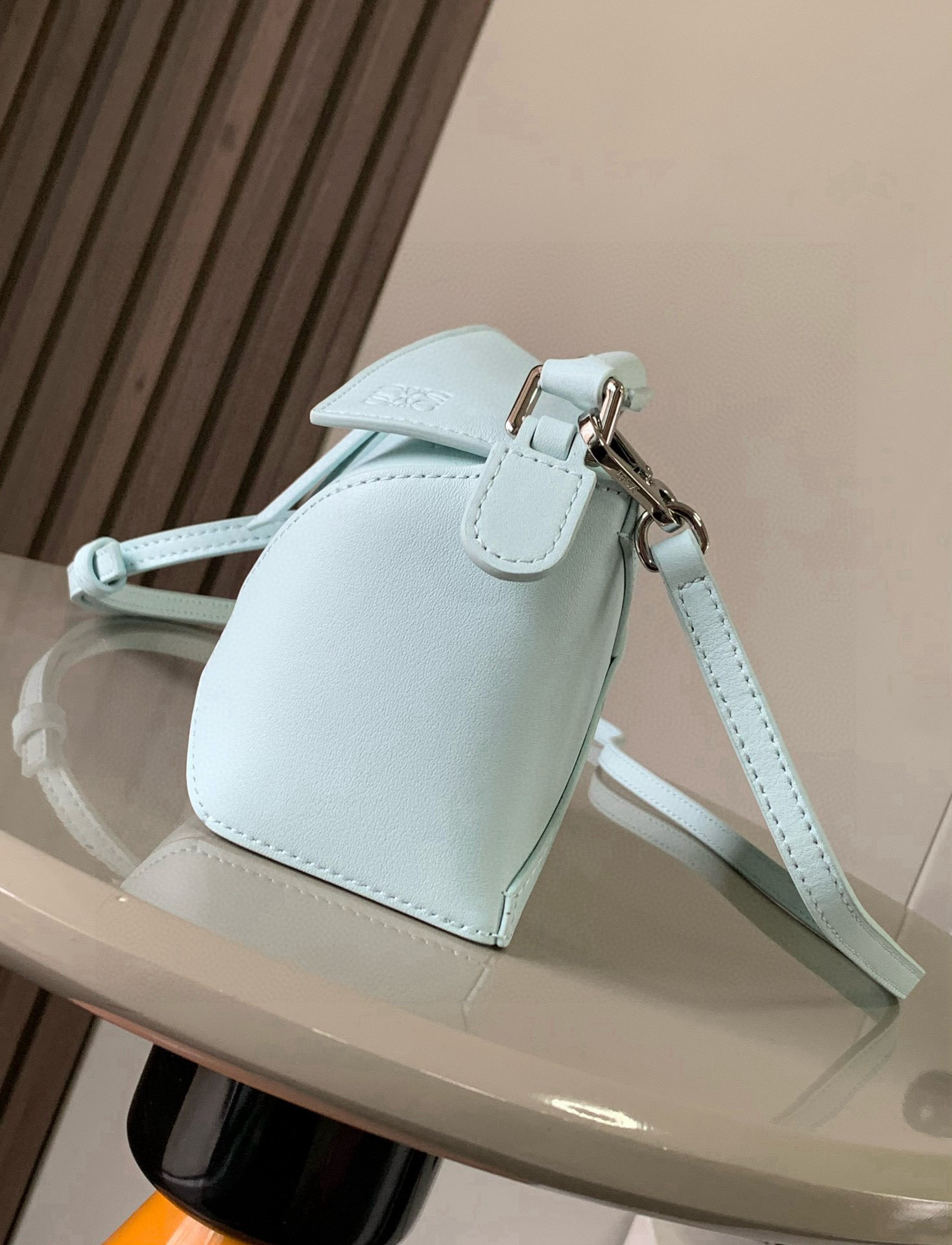Loewe 新版本几何包迷你18CM Puzzle手袋是创意总监乔纳森．安德森为