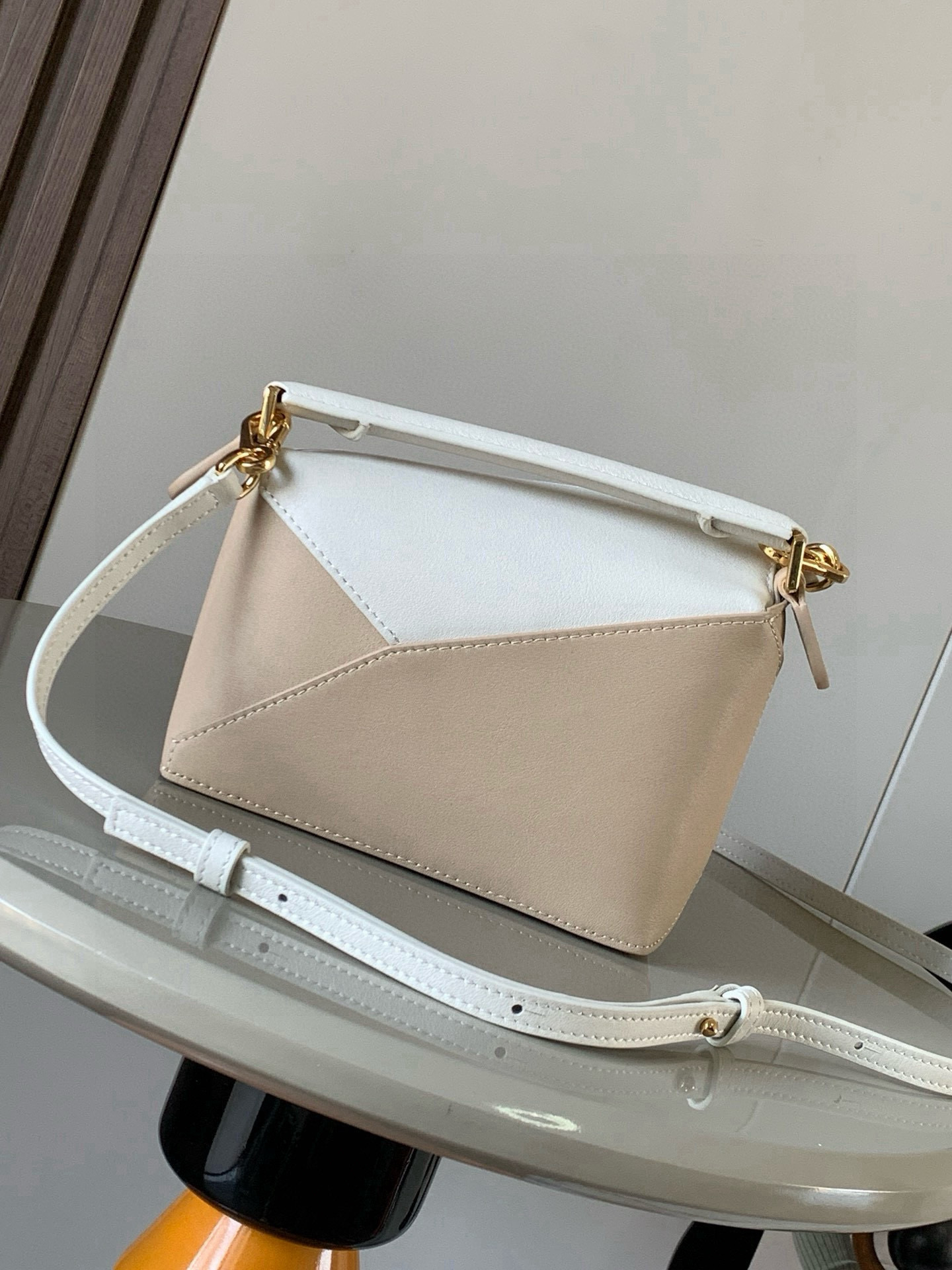 Loewe 新版本几何包迷你18CM Puzzle手袋是创意总监乔纳森．安德森为