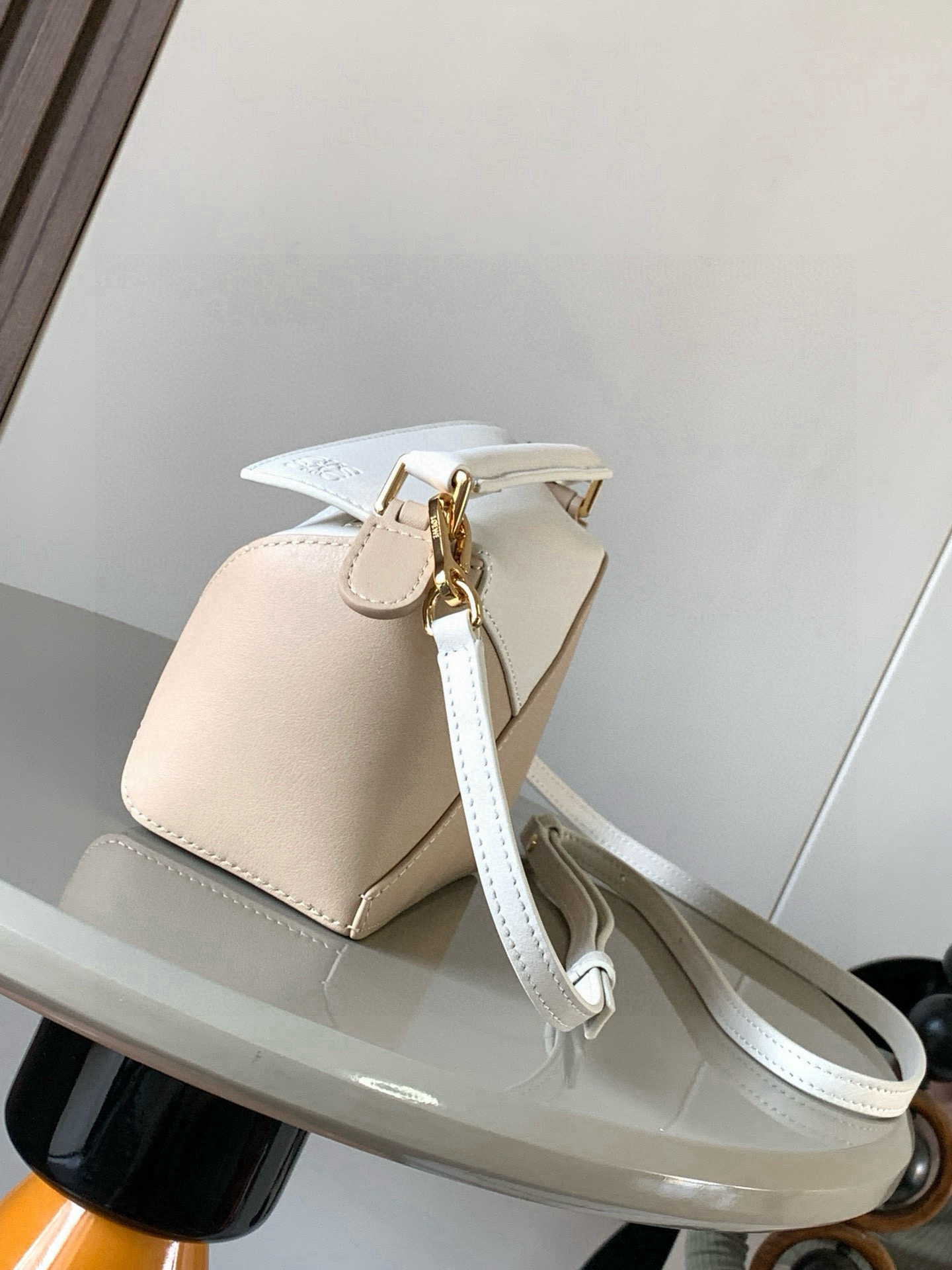 Loewe 新版本几何包迷你18CM Puzzle手袋是创意总监乔纳森．安德森为