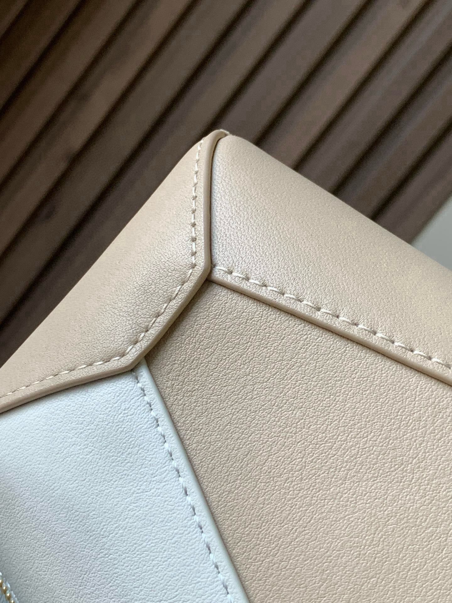 Loewe 新版本几何包迷你18CM Puzzle手袋是创意总监乔纳森．安德森为