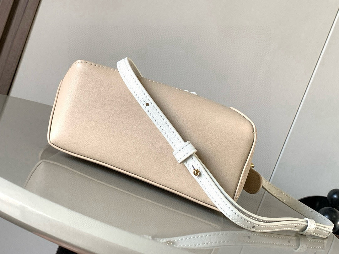 Loewe 新版本几何包迷你18CM Puzzle手袋是创意总监乔纳森．安德森为