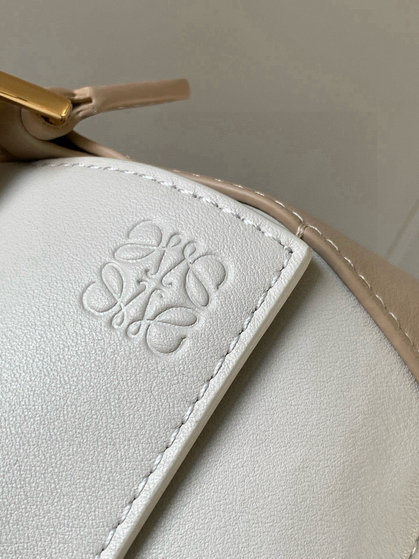 Loewe 新版本几何包迷你18CM Puzzle手袋是创意总监乔纳森．安德森为