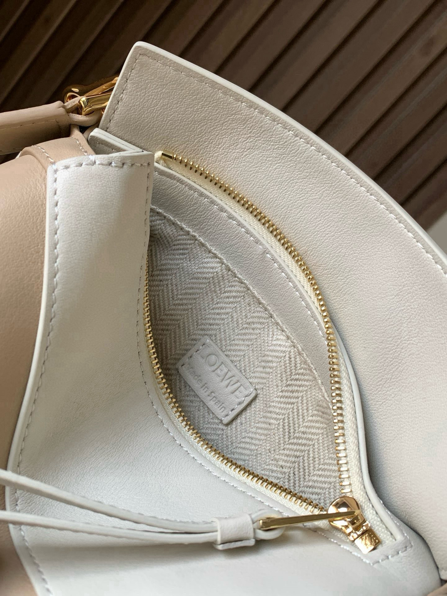Loewe 新版本几何包迷你18CM Puzzle手袋是创意总监乔纳森．安德森为