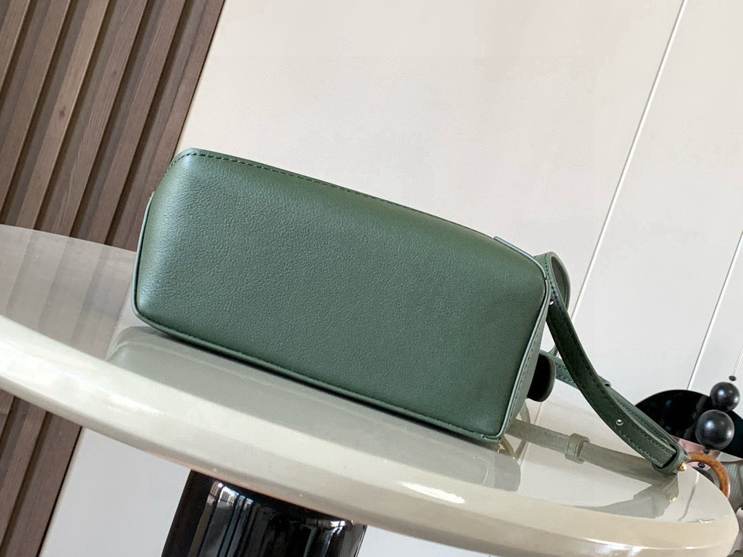 Loewe 新版本几何包迷你18CM Puzzle手袋是创意总监乔纳森．安德森为