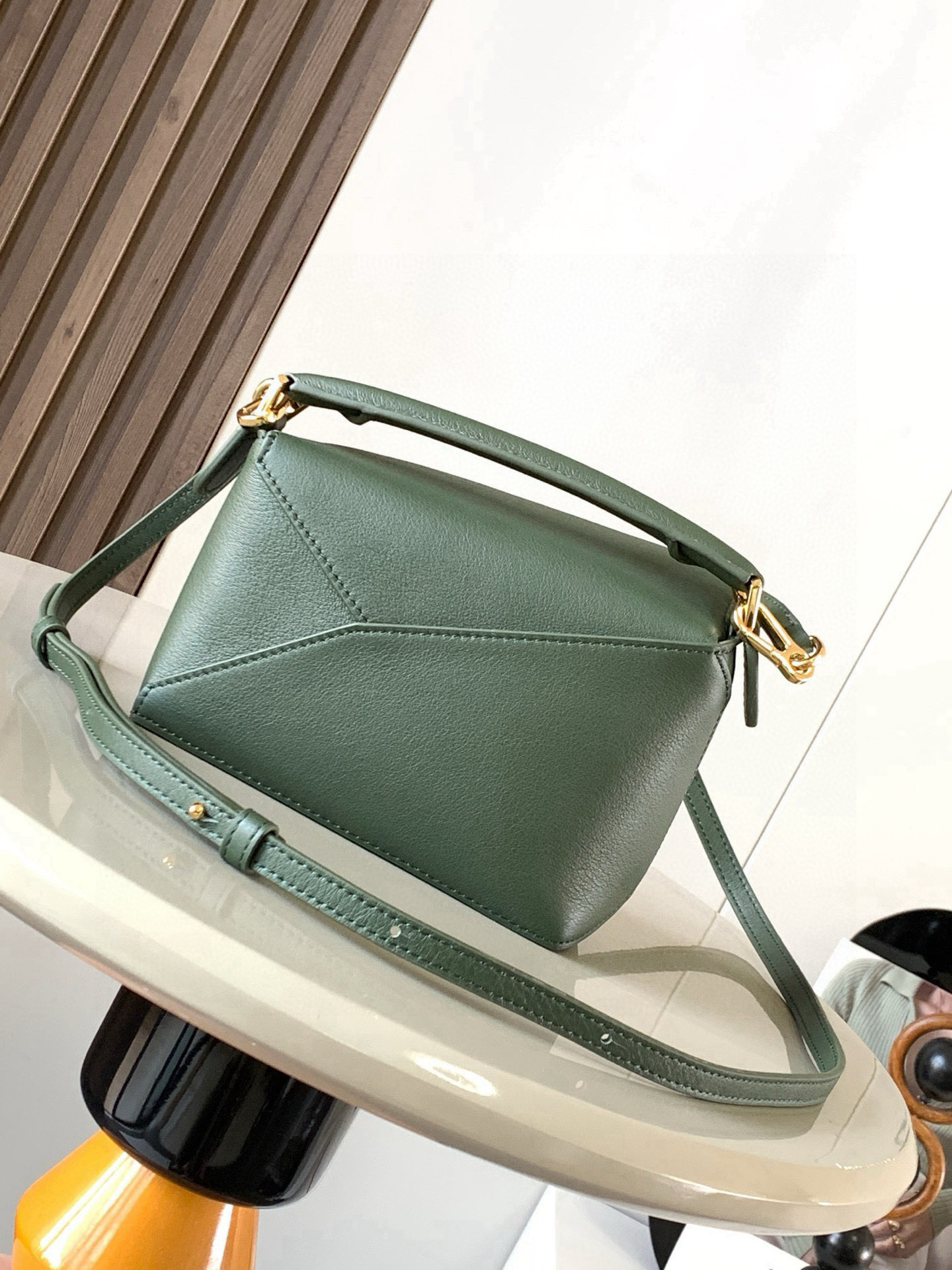 Loewe 新版本几何包迷你18CM Puzzle手袋是创意总监乔纳森．安德森为