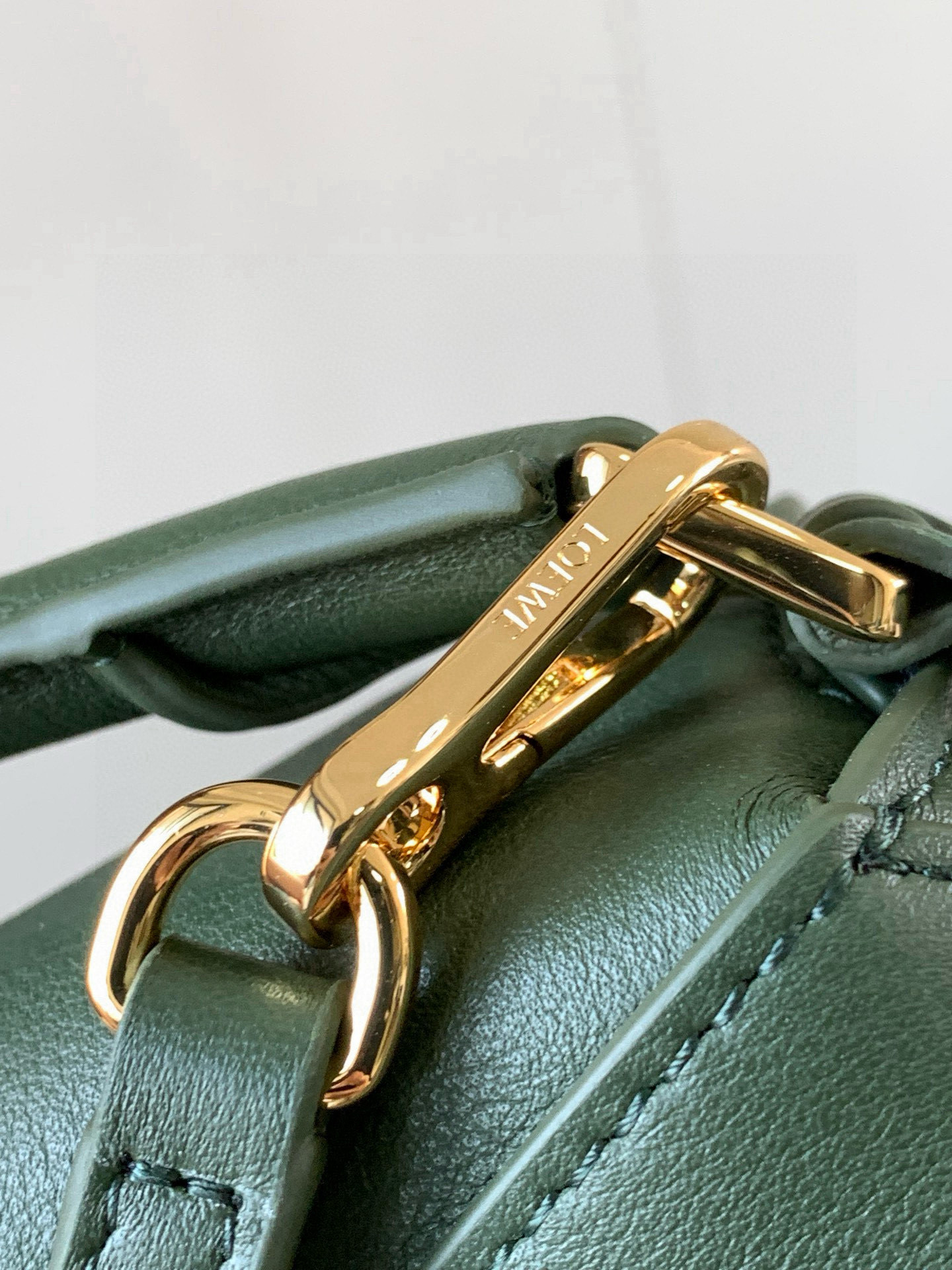 Loewe 新版本几何包迷你18CM Puzzle手袋是创意总监乔纳森．安德森为