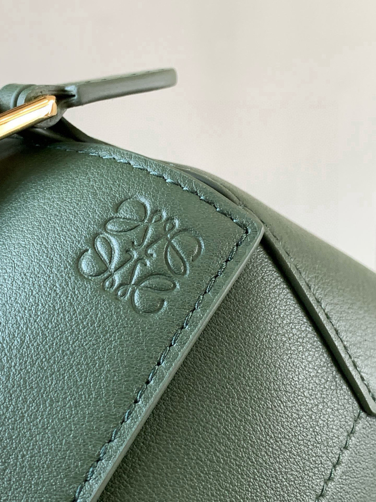 Loewe 新版本几何包迷你18CM Puzzle手袋是创意总监乔纳森．安德森为