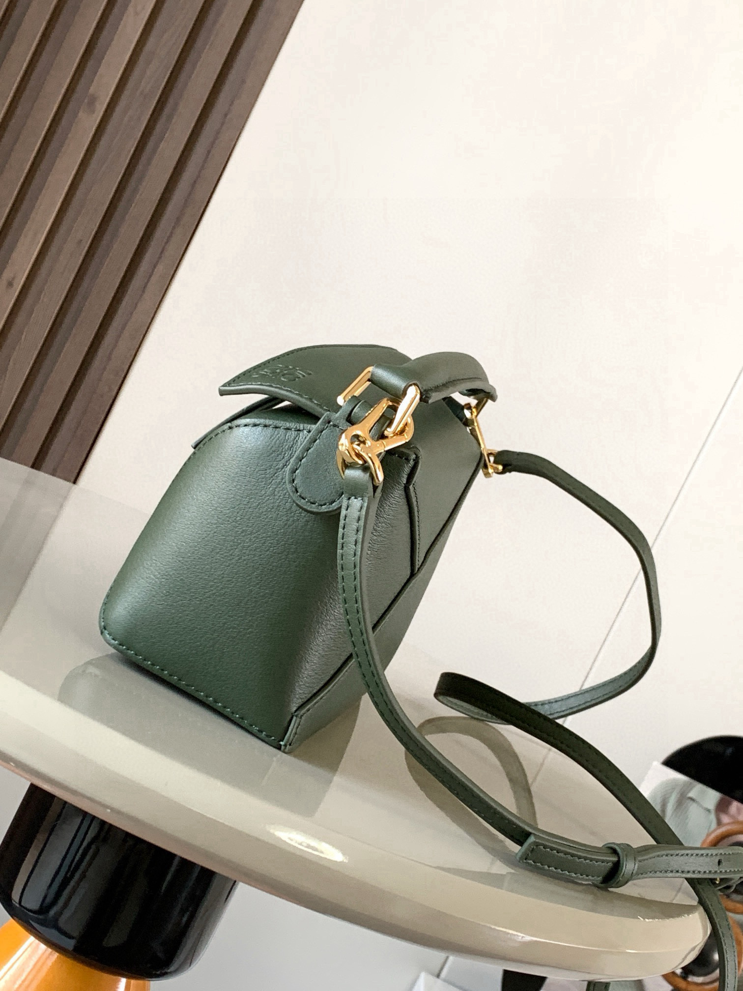 Loewe 新版本几何包迷你18CM Puzzle手袋是创意总监乔纳森．安德森为