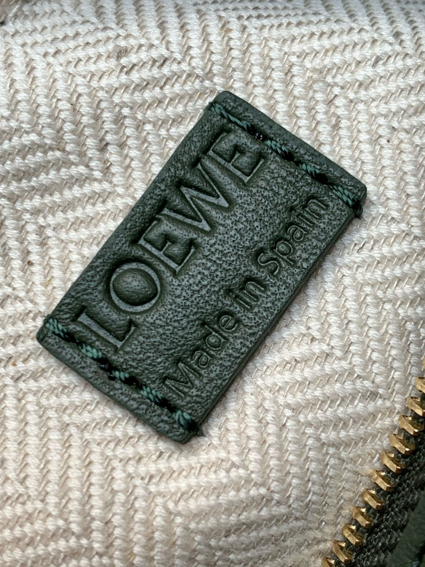 Loewe 新版本几何包迷你18CM Puzzle手袋是创意总监乔纳森．安德森为