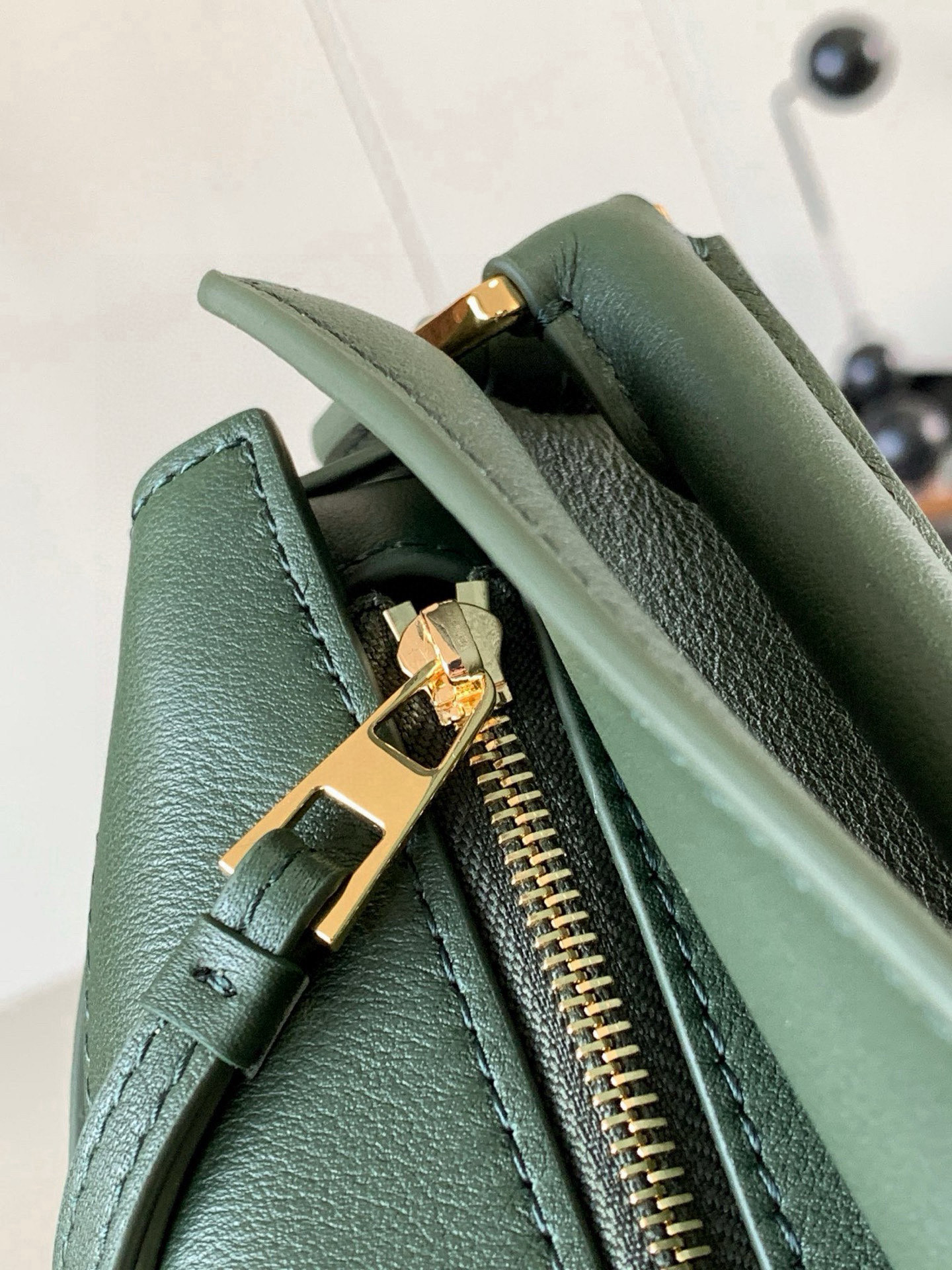 Loewe 新版本几何包迷你18CM Puzzle手袋是创意总监乔纳森．安德森为