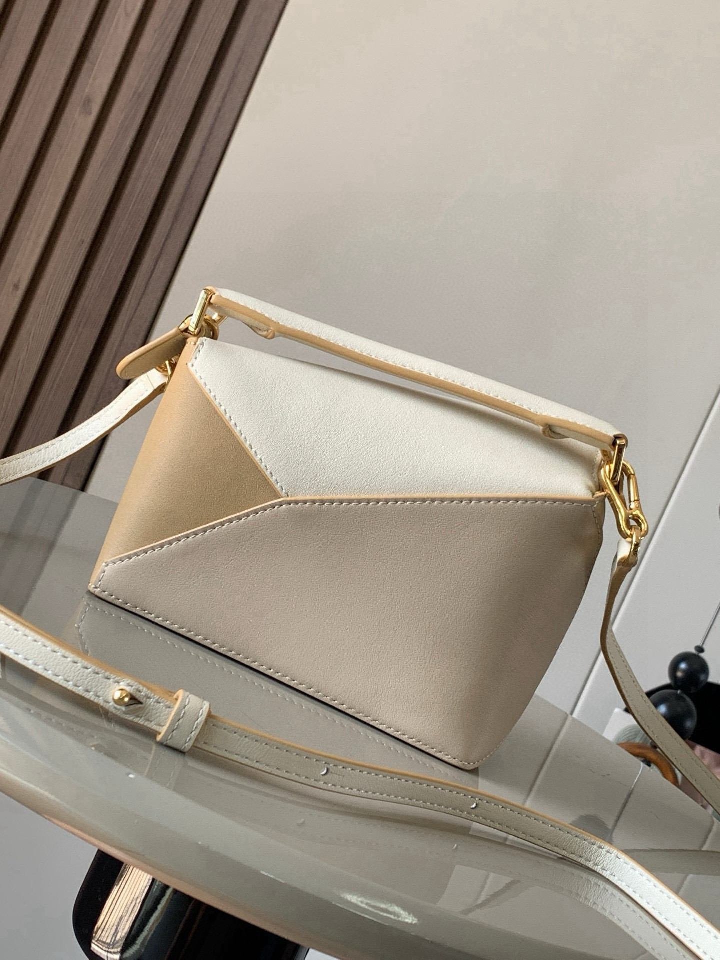 Loewe 新版本几何包迷你18CM Puzzle手袋是创意总监乔纳森．安德森为
