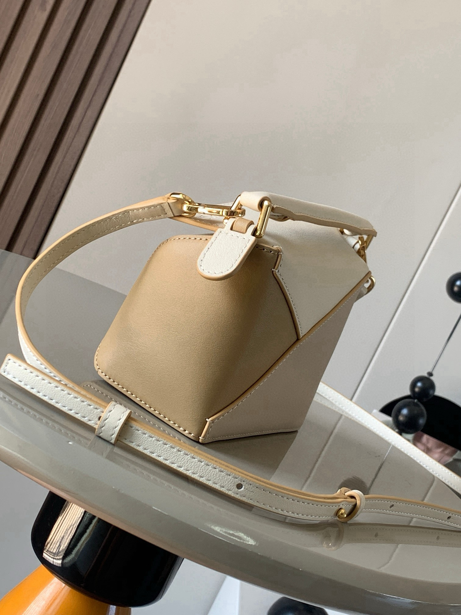 Loewe 新版本几何包迷你18CM Puzzle手袋是创意总监乔纳森．安德森为