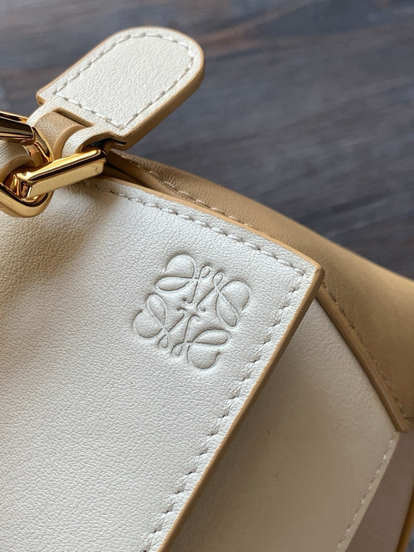 Loewe 新版本几何包迷你18CM Puzzle手袋是创意总监乔纳森．安德森为